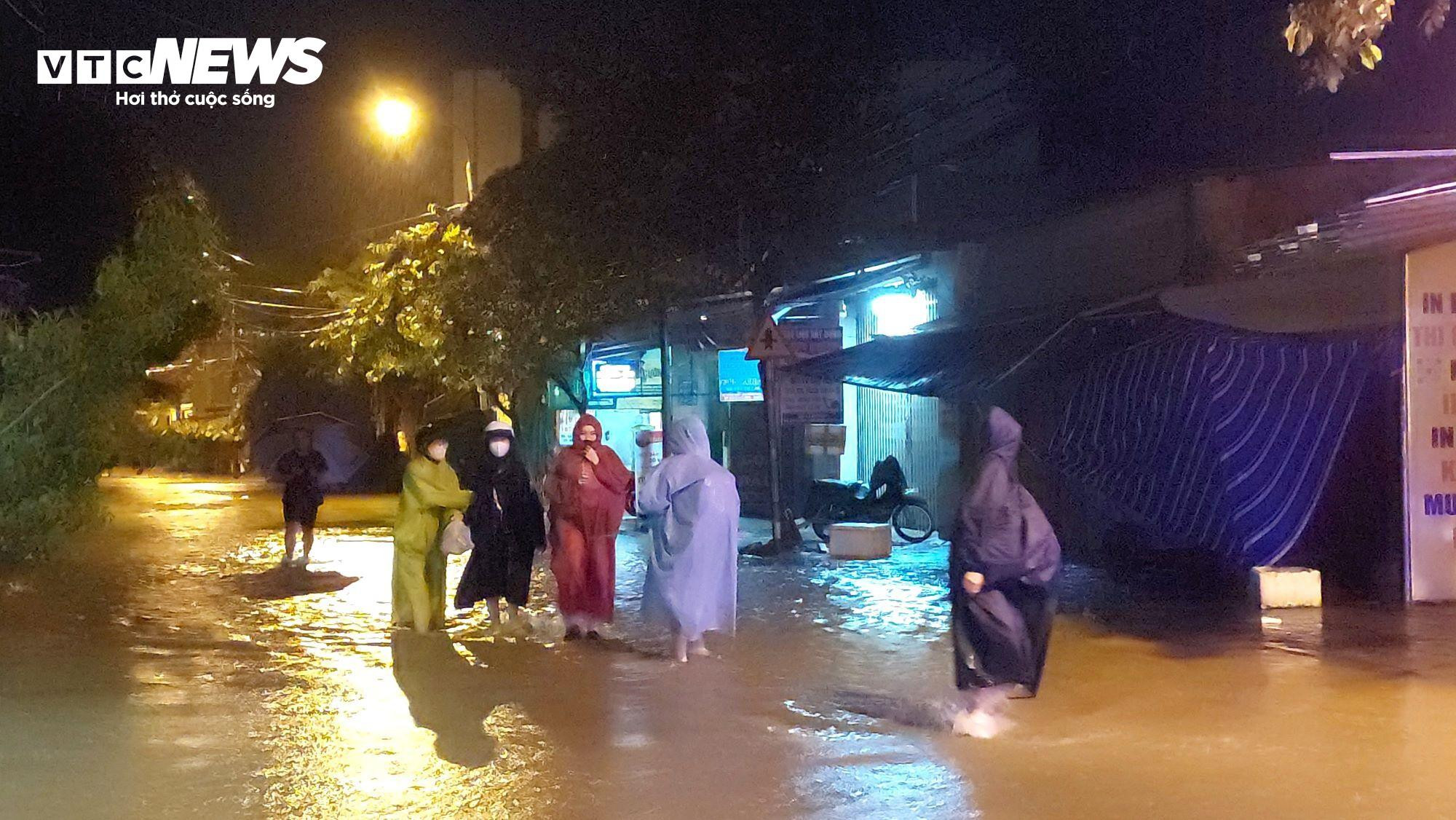 Nửa đêm nước lớn, dân 'rốn lũ' Đà Nẵng bơ phờ dọn đồ chạy lụt - 2