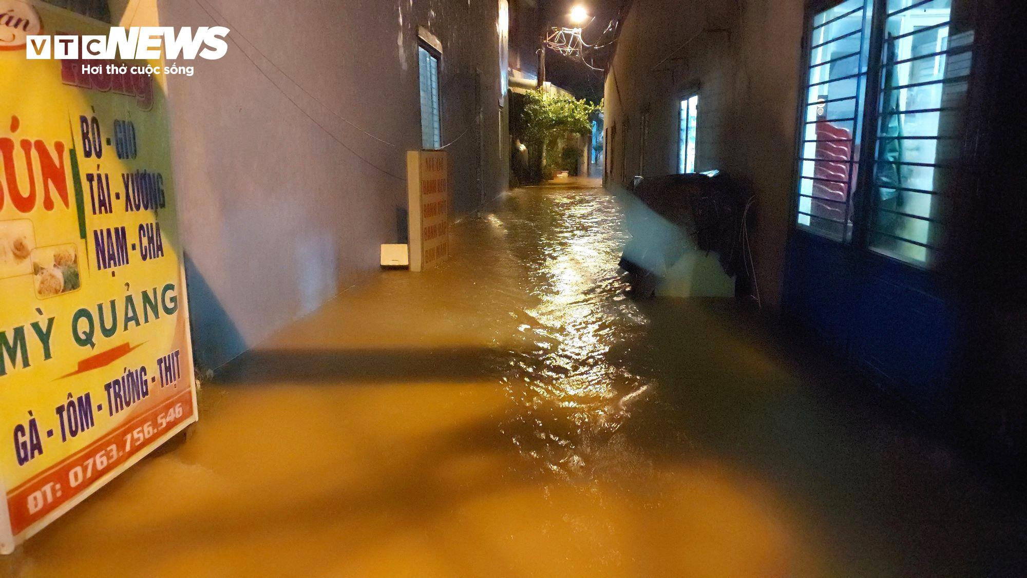 Nửa đêm nước lớn, dân 'rốn lũ' Đà Nẵng bơ phờ dọn đồ chạy lụt - 9
