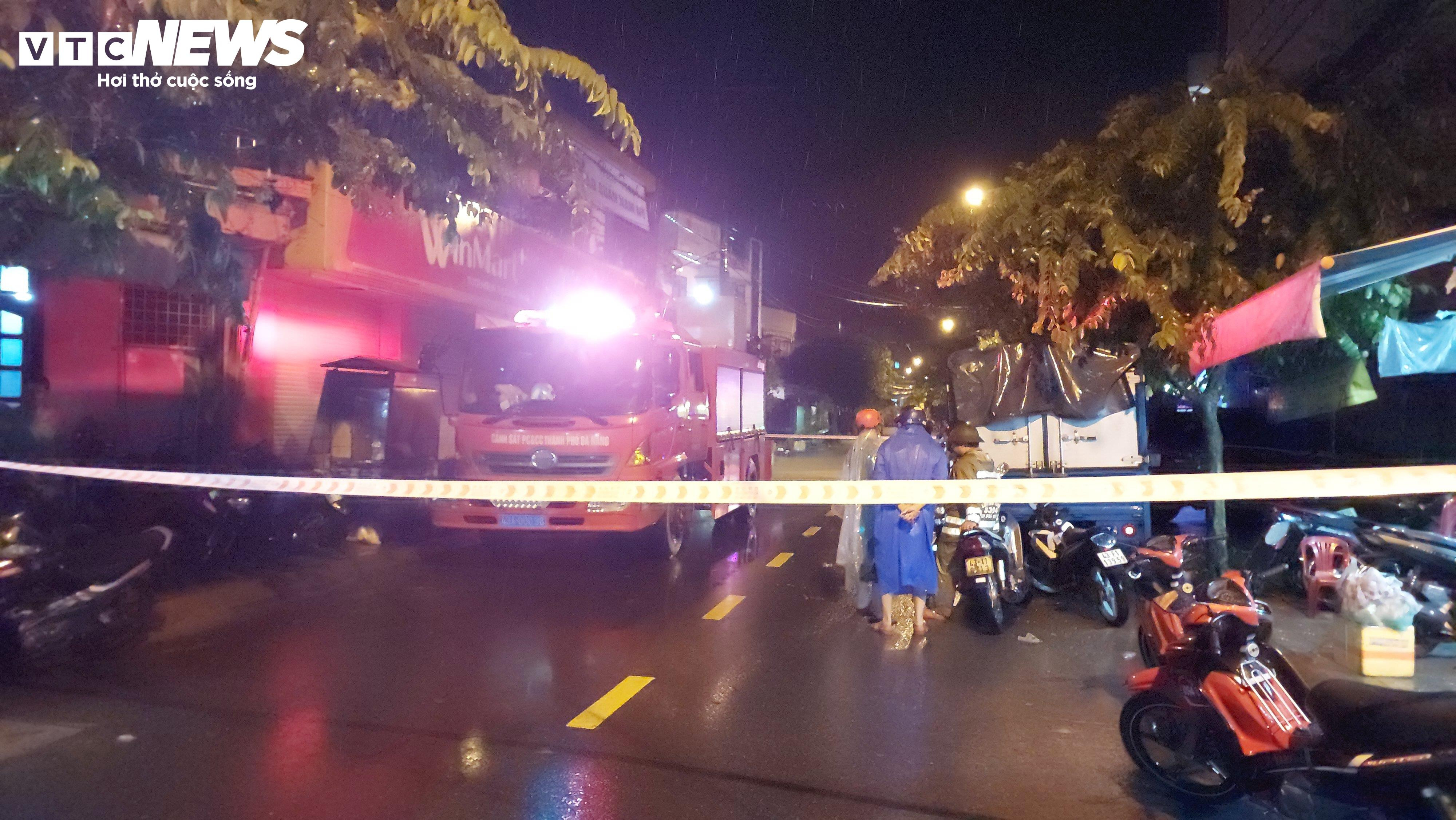 Nửa đêm nước lớn, dân 'rốn lũ' Đà Nẵng bơ phờ dọn đồ chạy lụt - 10