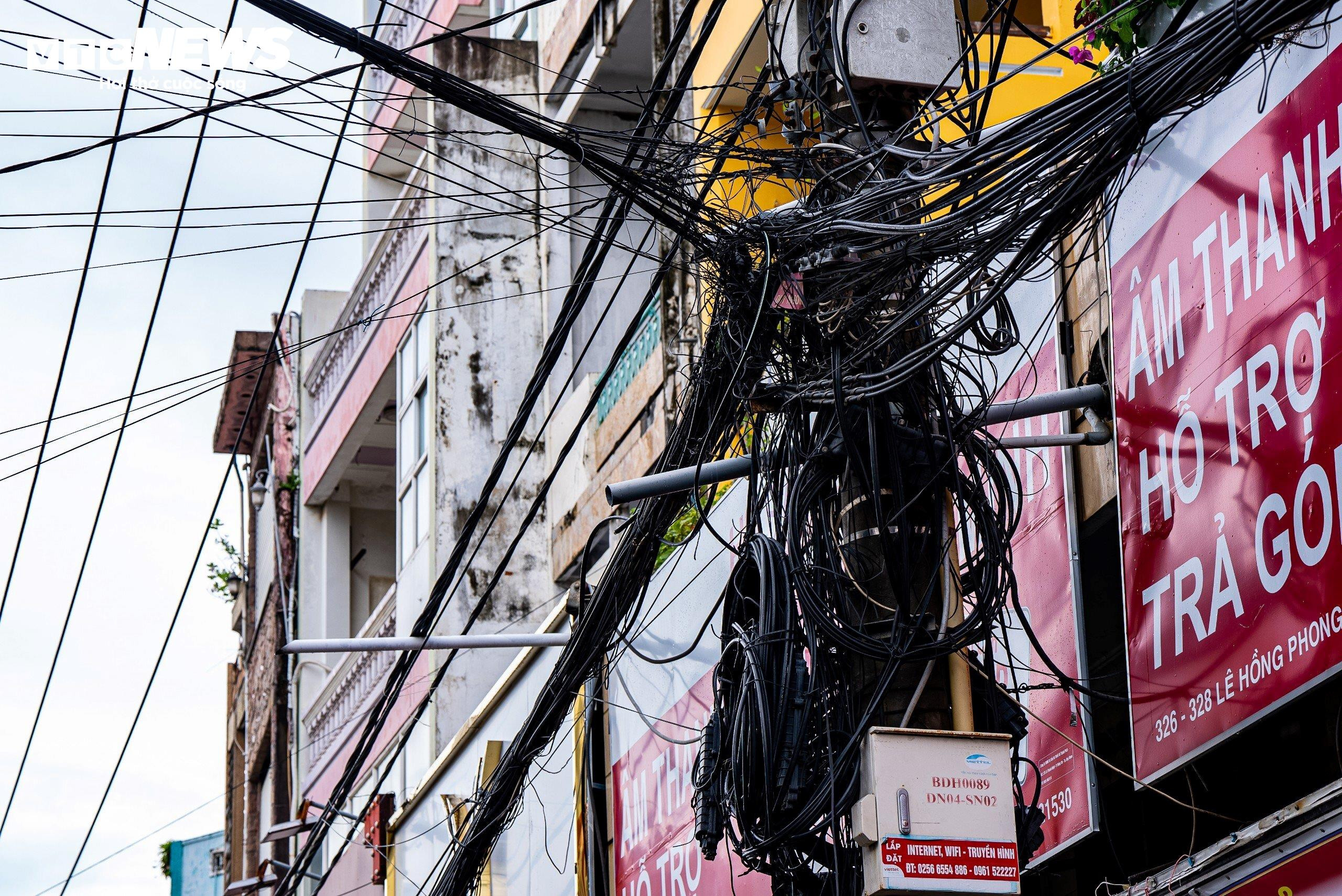 Dây điện, dây cáp như 'tơ vò', thòng lọng trên phố: Hiểm họa chực chờ ở Quy Nhơn - 1