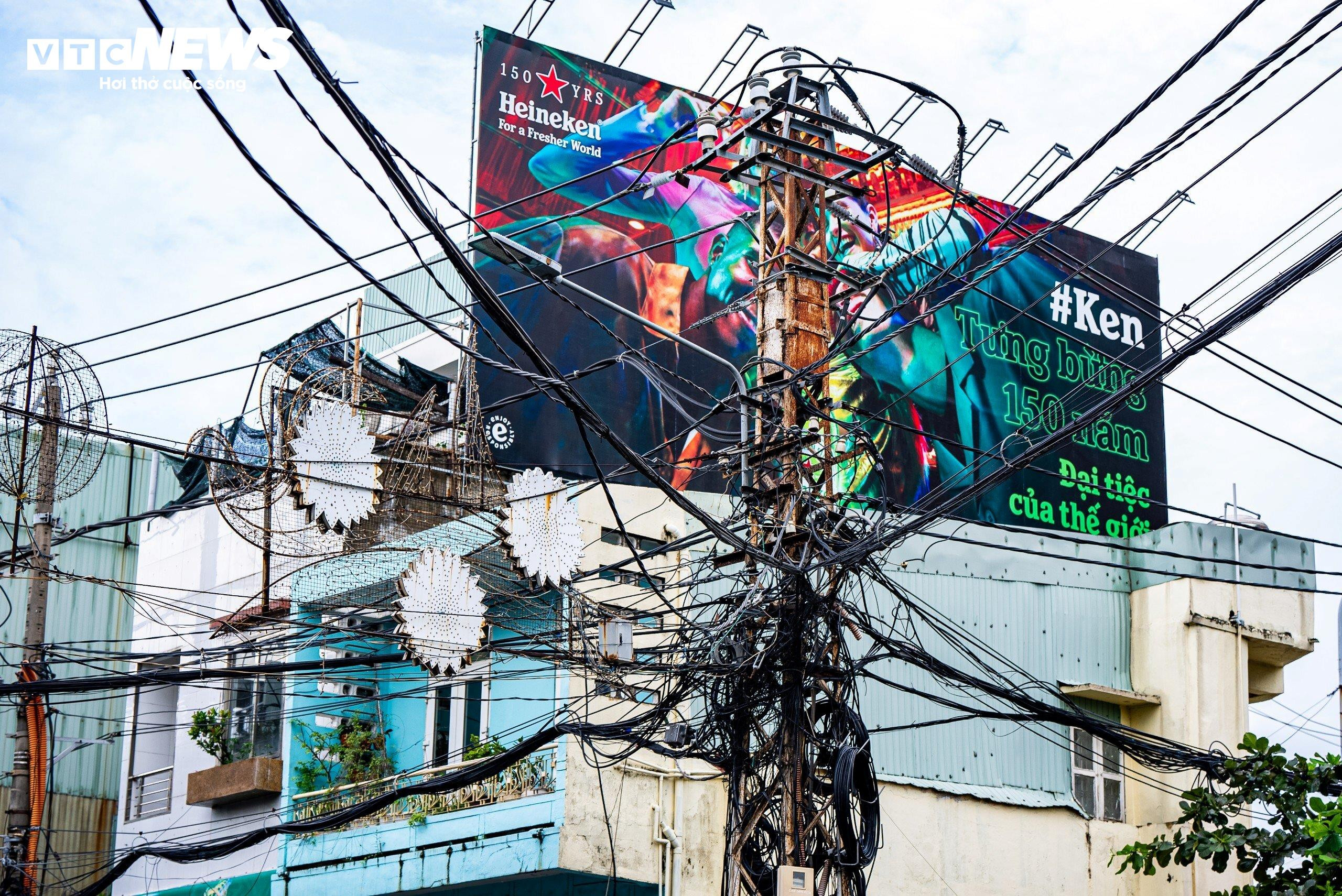 Dây điện, dây cáp như 'tơ vò', thòng lọng trên phố: Hiểm họa chực chờ ở Quy Nhơn - 6