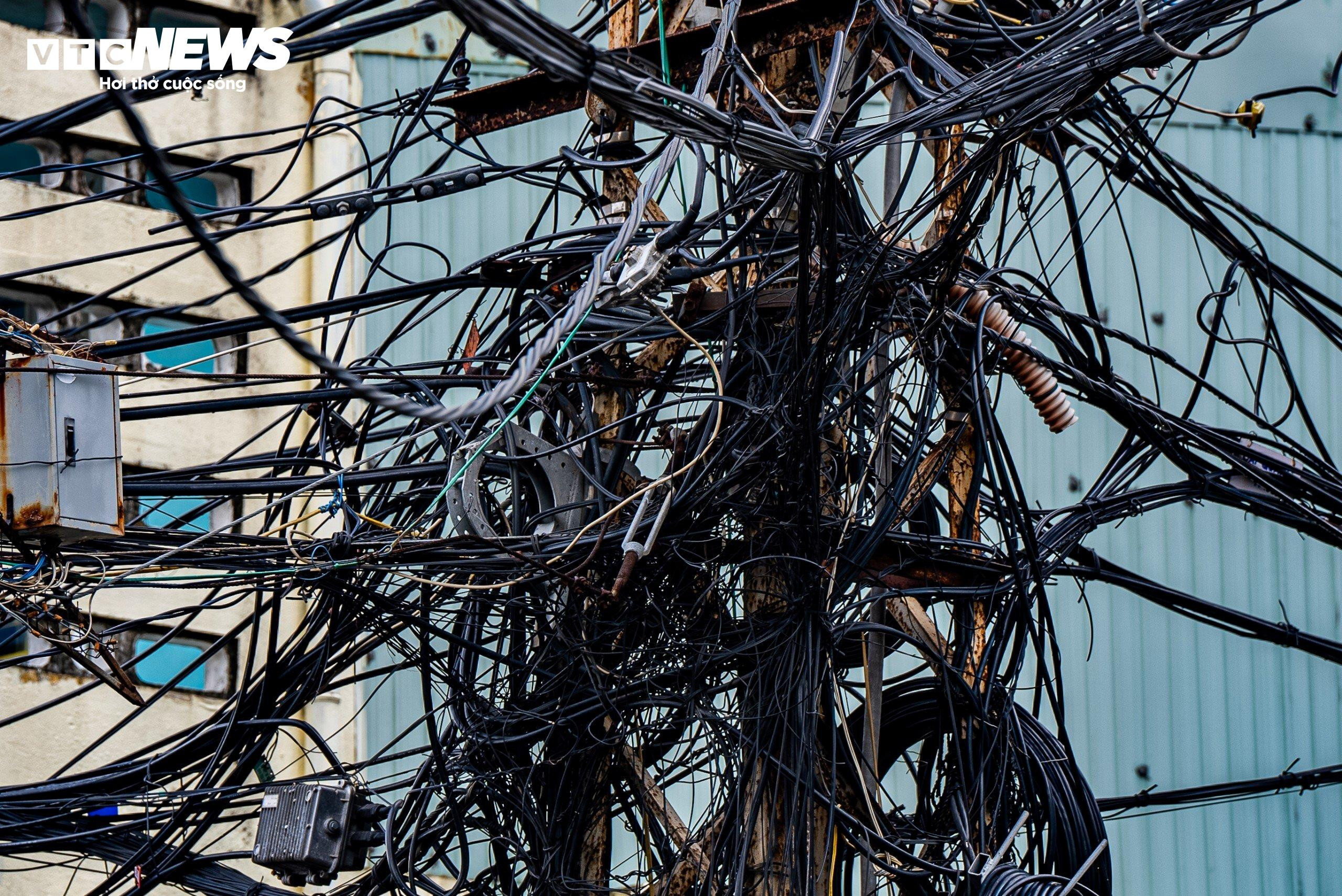 Dây điện, dây cáp như 'tơ vò', thòng lọng trên phố: Hiểm họa chực chờ ở Quy Nhơn - 7