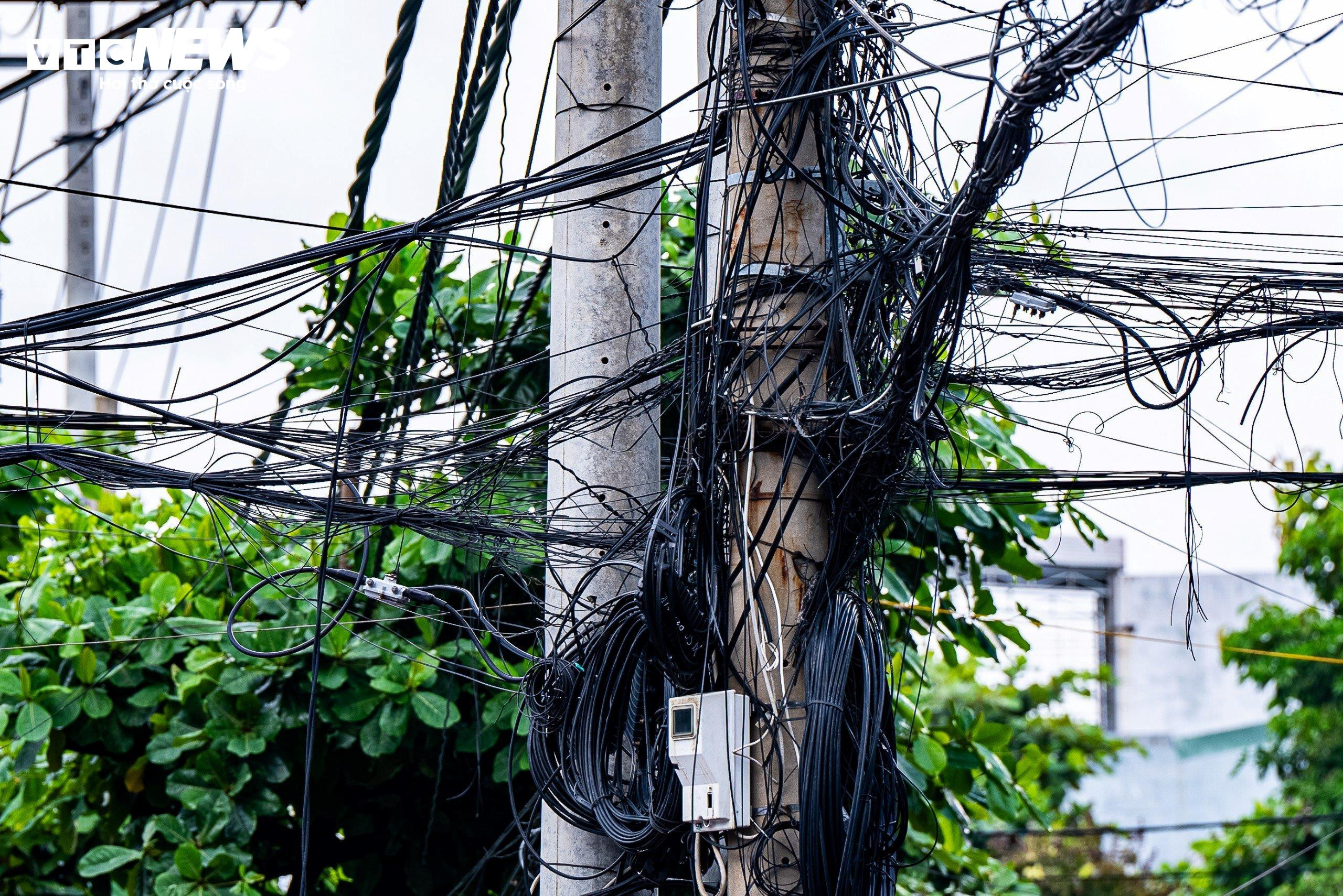 Dây điện, dây cáp như 'tơ vò', thòng lọng trên phố: Hiểm họa chực chờ ở Quy Nhơn - 14