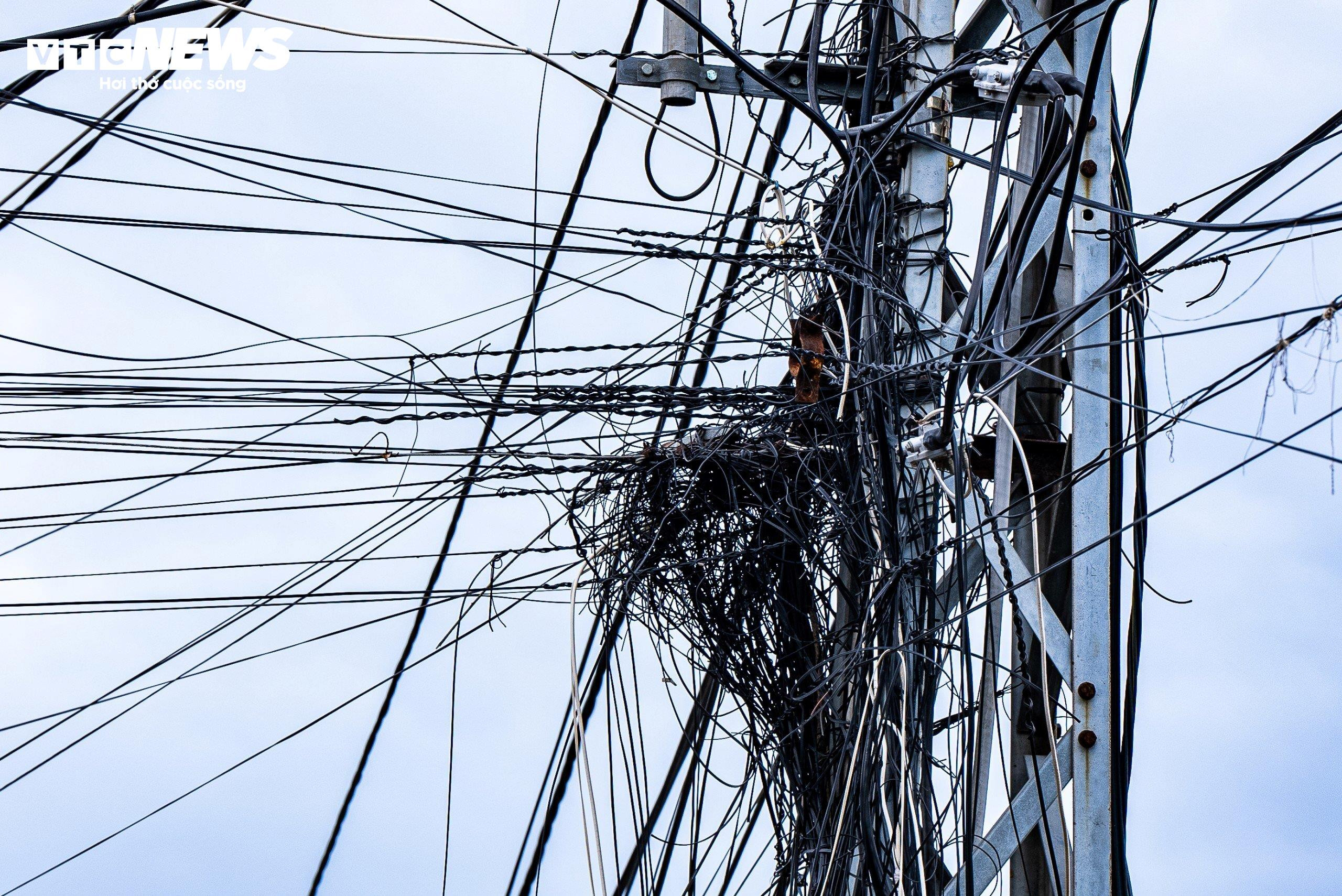 Dây điện, dây cáp như 'tơ vò', thòng lọng trên phố: Hiểm họa chực chờ ở Quy Nhơn - 12