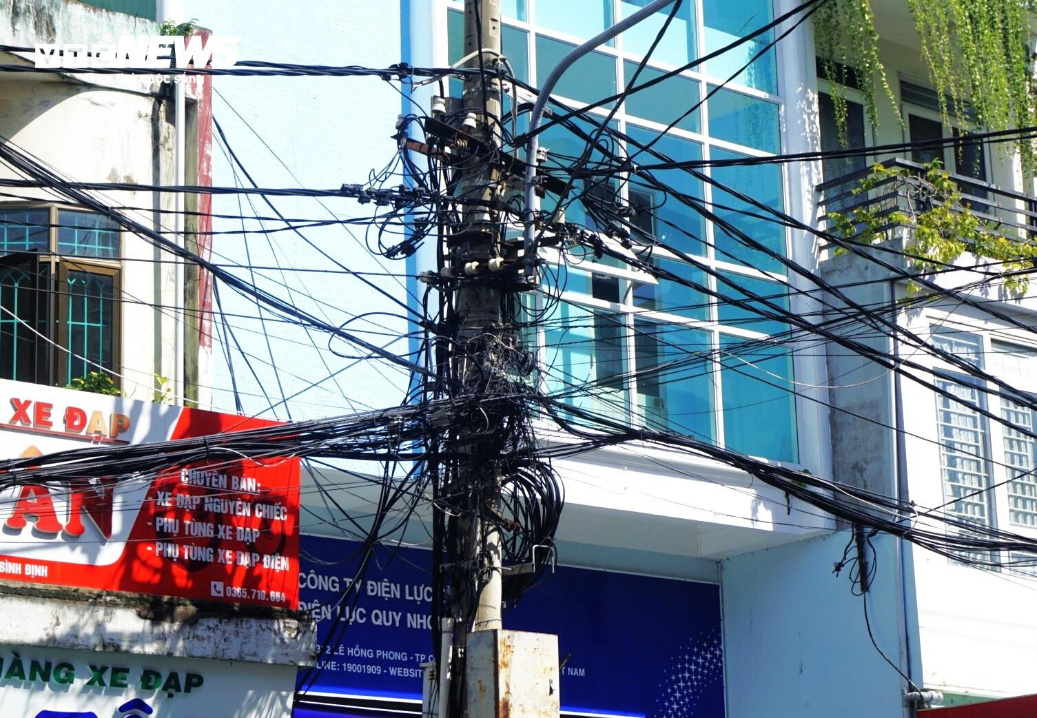 Dây điện, dây cáp như 'tơ vò', thòng lọng trên phố: Hiểm họa chực chờ ở Quy Nhơn - 2