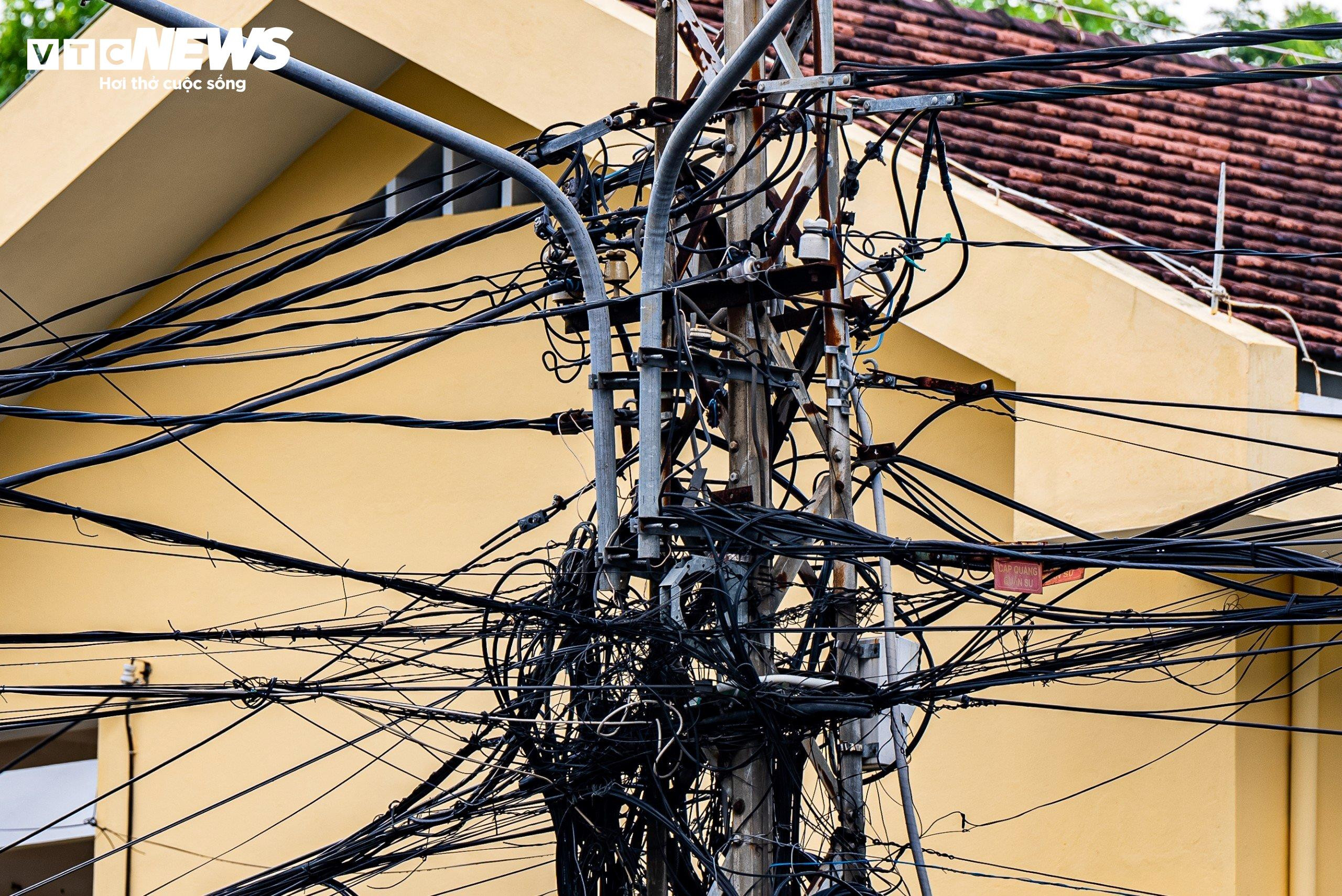 Dây điện, dây cáp như 'tơ vò', thòng lọng trên phố: Hiểm họa chực chờ ở Quy Nhơn - 9