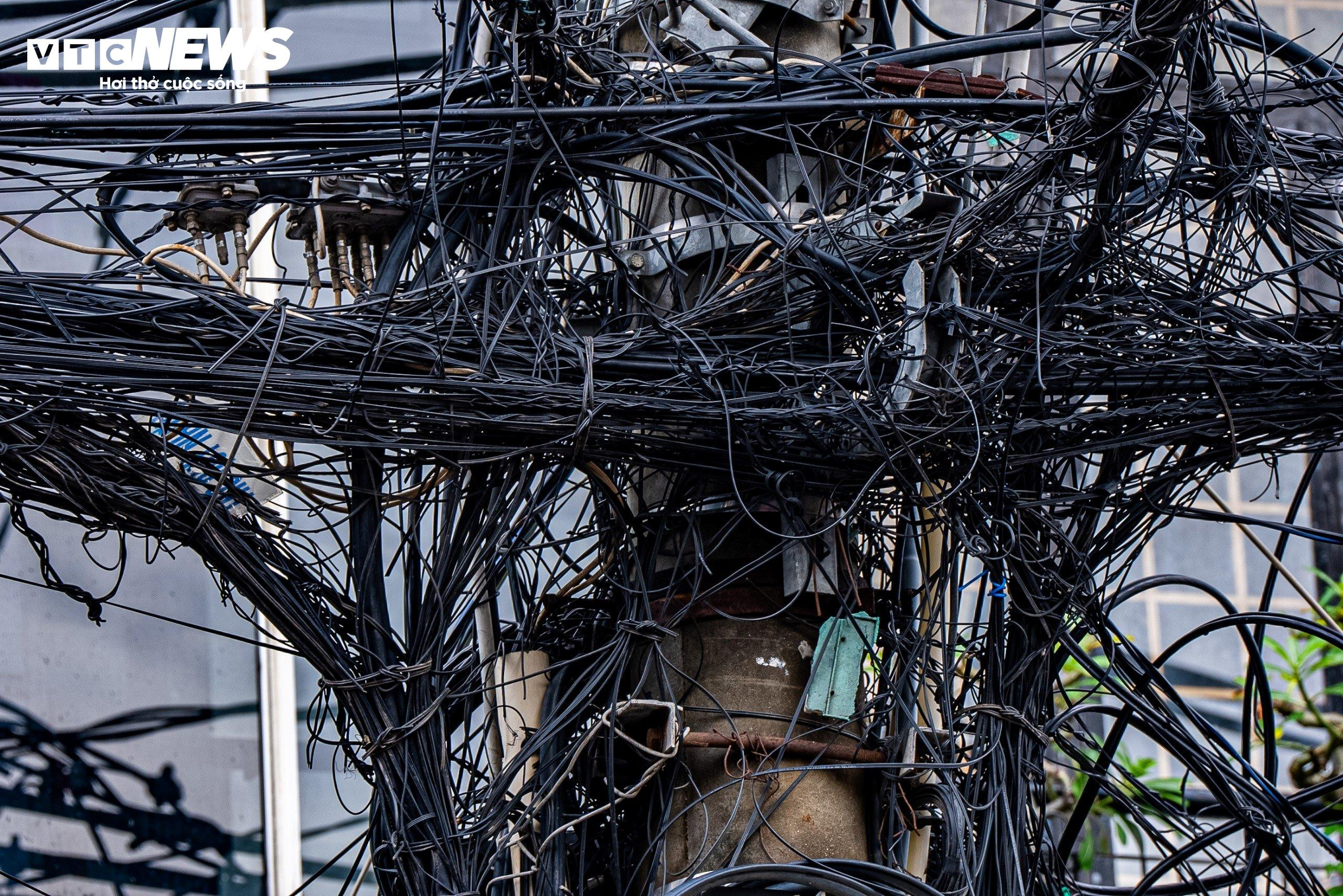 Dây điện, dây cáp như 'tơ vò', thòng lọng trên phố: Hiểm họa chực chờ ở Quy Nhơn - 3