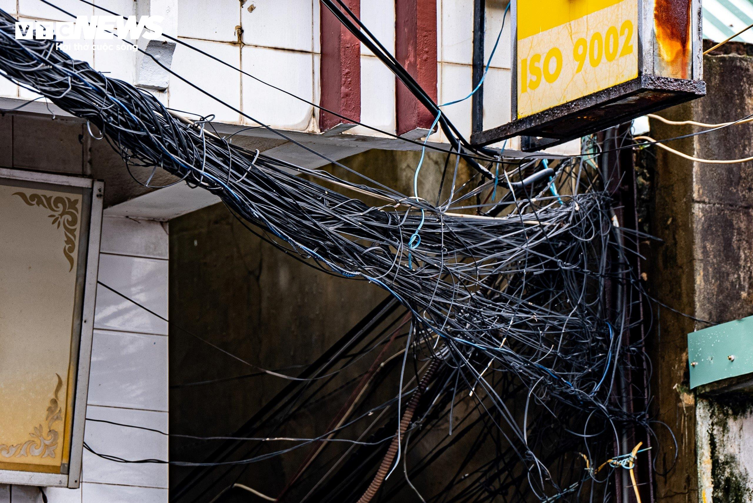 Dây điện, dây cáp như 'tơ vò', thòng lọng trên phố: Hiểm họa chực chờ ở Quy Nhơn - 4