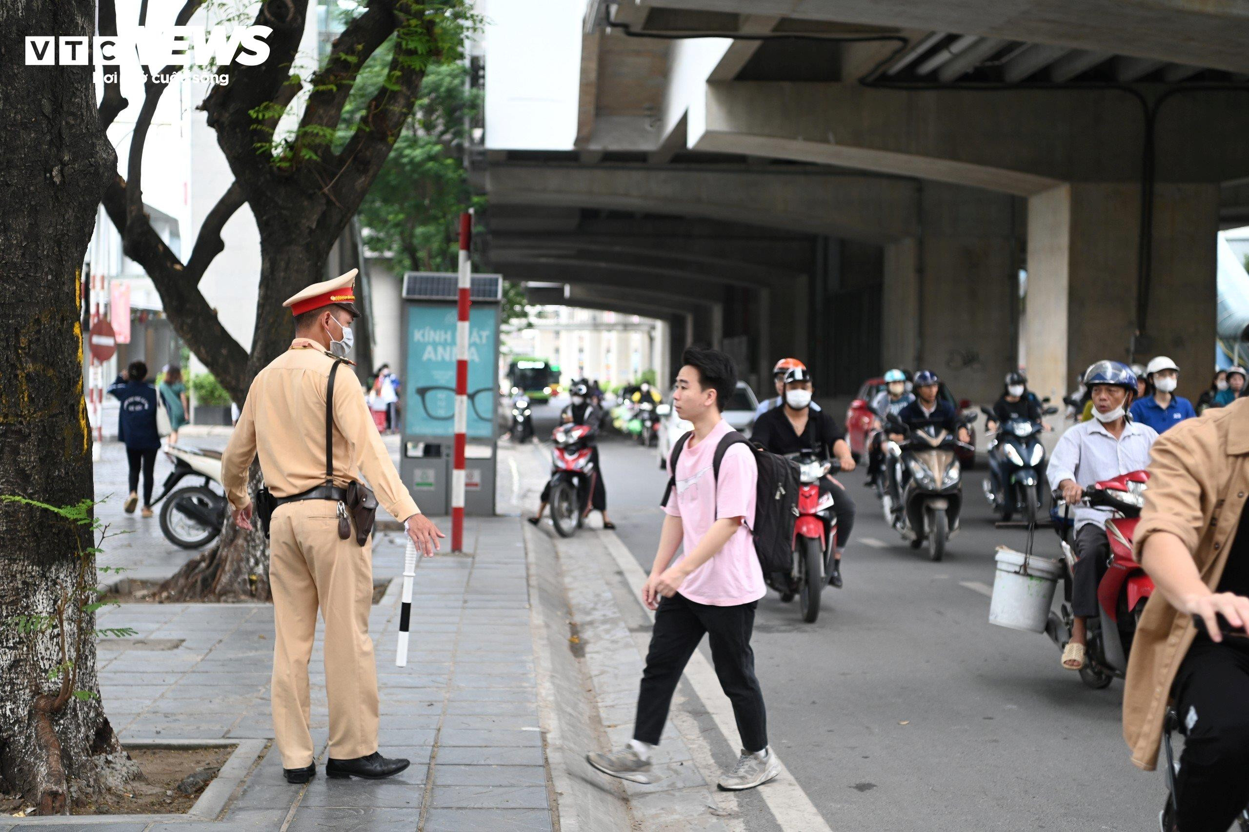 Cắt mặt dòng xe cộ để sang đường, nhiều người đi bộ bị xử phạt - 8