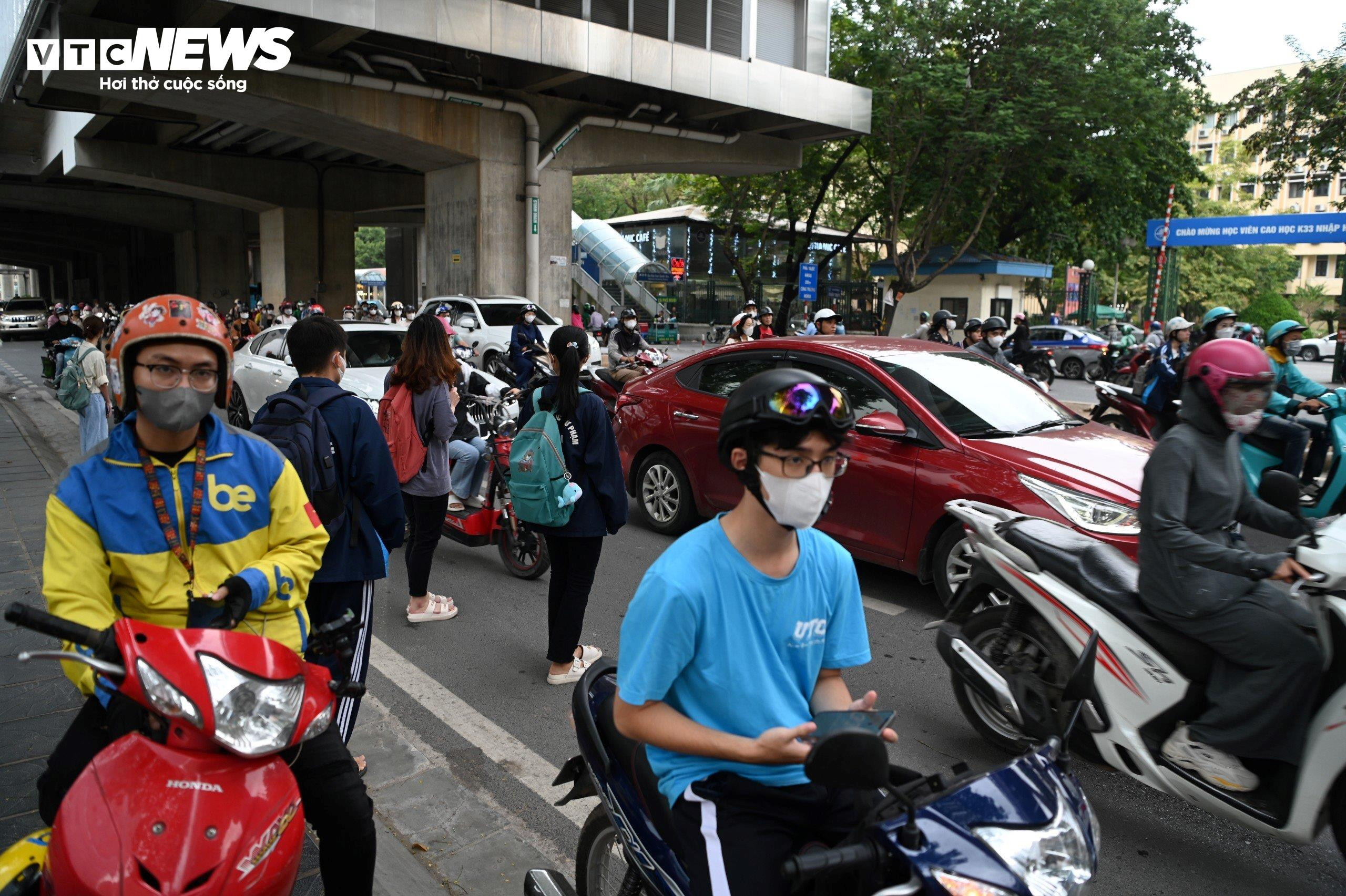 Cắt mặt dòng xe cộ để sang đường, nhiều người đi bộ bị xử phạt - 3