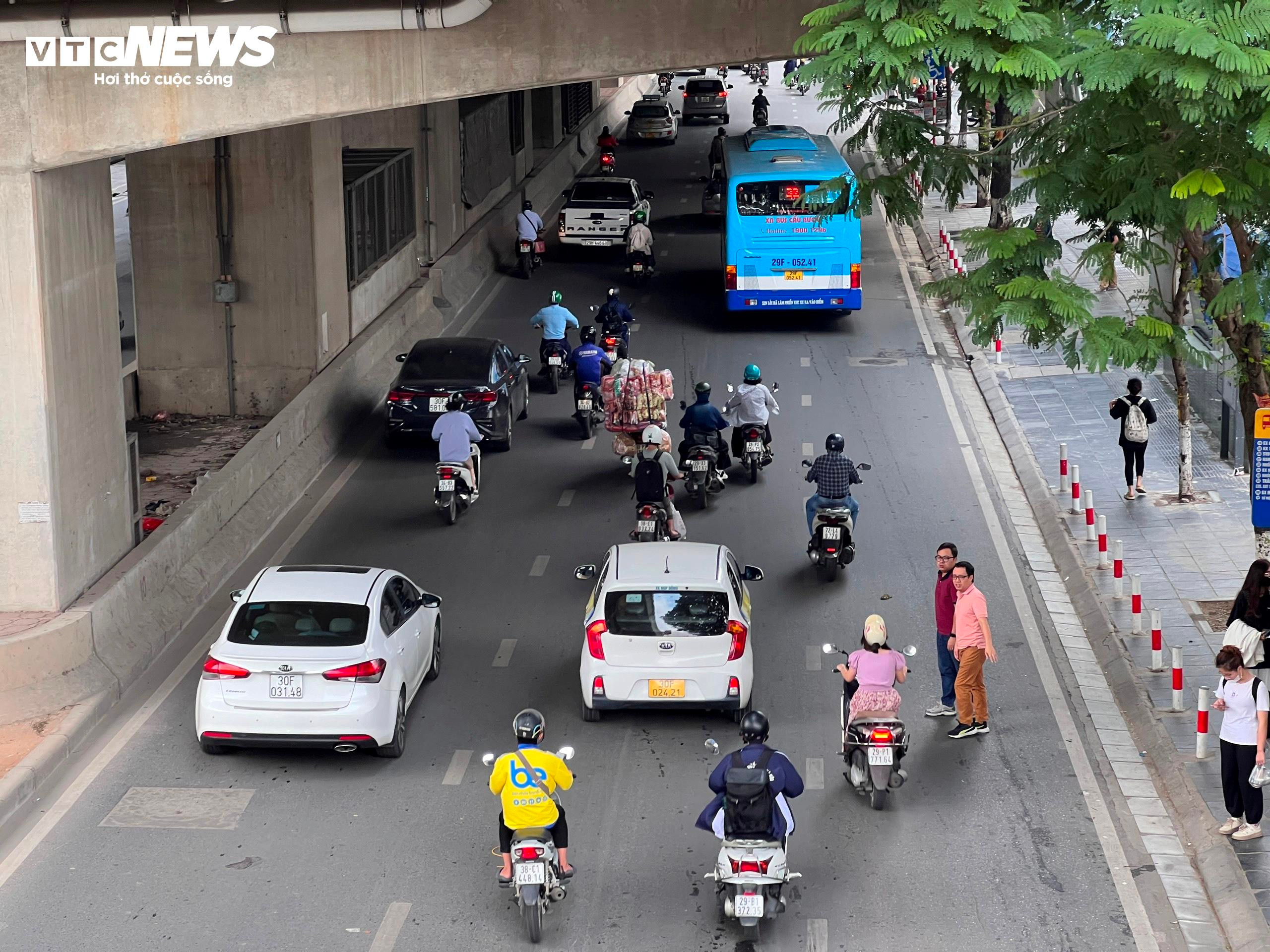 Cắt mặt dòng xe cộ để sang đường, nhiều người đi bộ bị xử phạt - 4