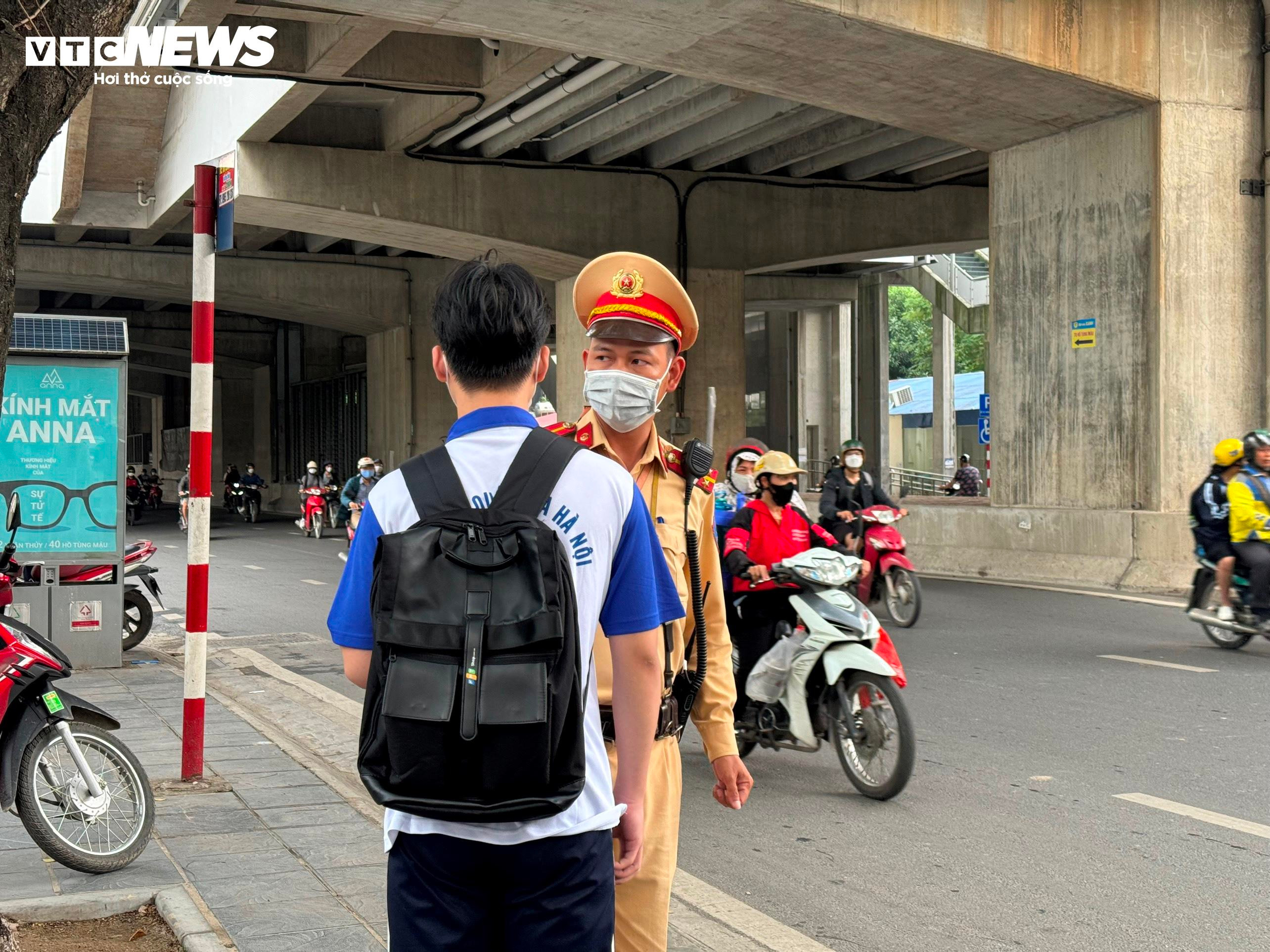 Cắt mặt dòng xe cộ để sang đường, nhiều người đi bộ bị xử phạt - 5