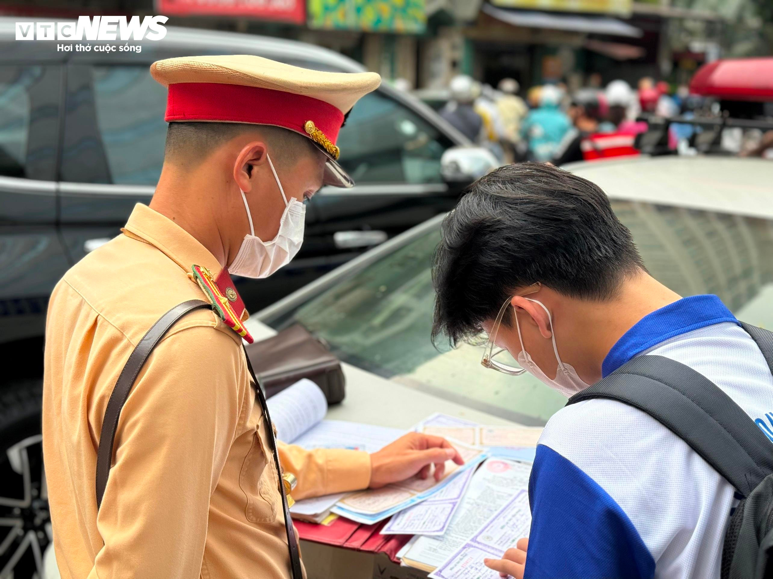 Cắt mặt dòng xe cộ để sang đường, nhiều người đi bộ bị xử phạt - 6