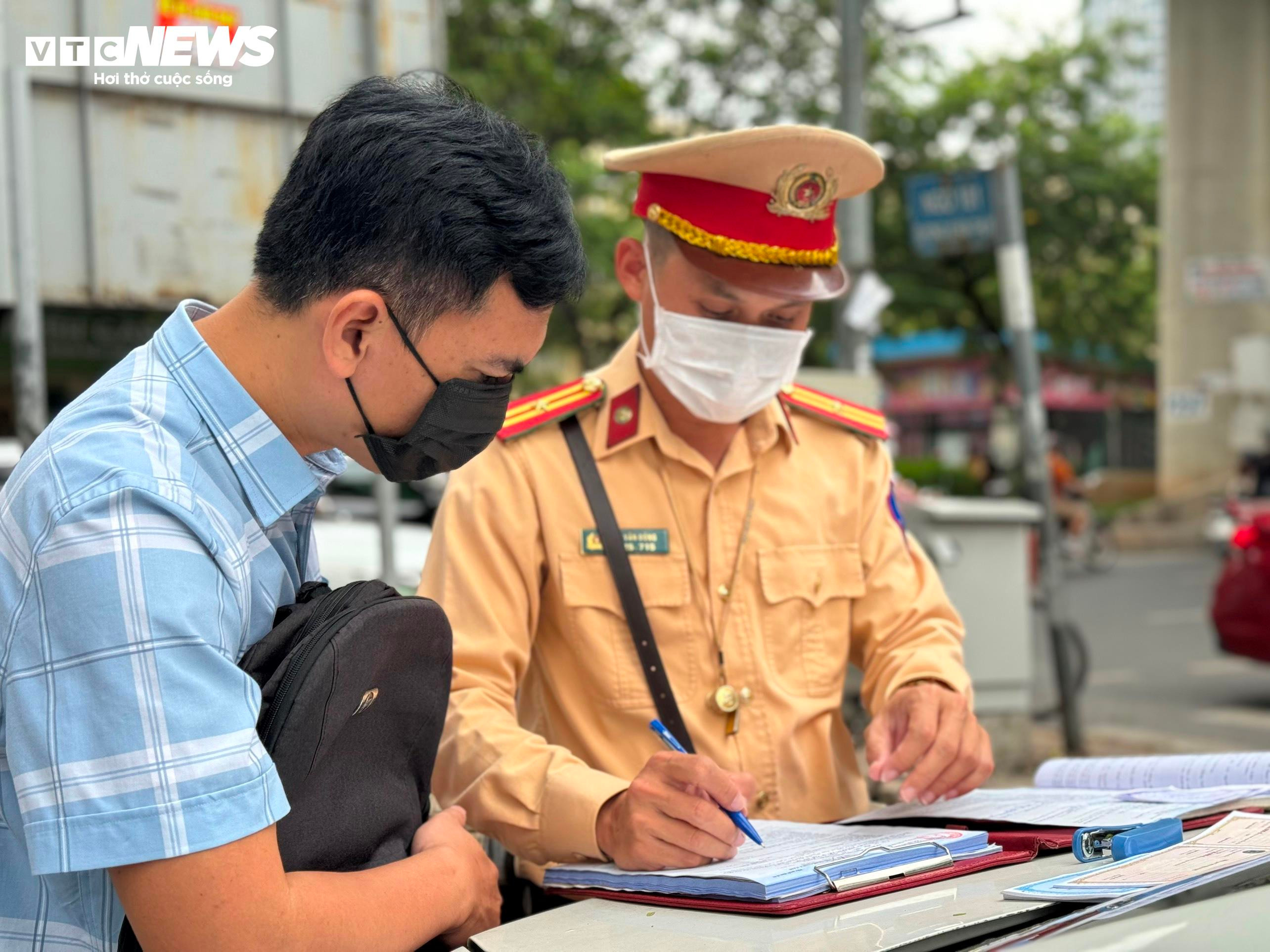 Cắt mặt dòng xe cộ để sang đường, nhiều người đi bộ bị xử phạt - 7