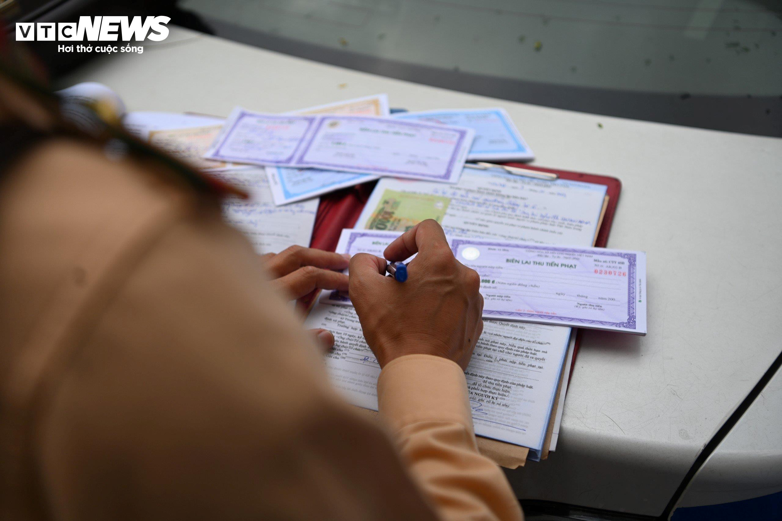 Cắt mặt dòng xe cộ để sang đường, nhiều người đi bộ bị xử phạt - 10