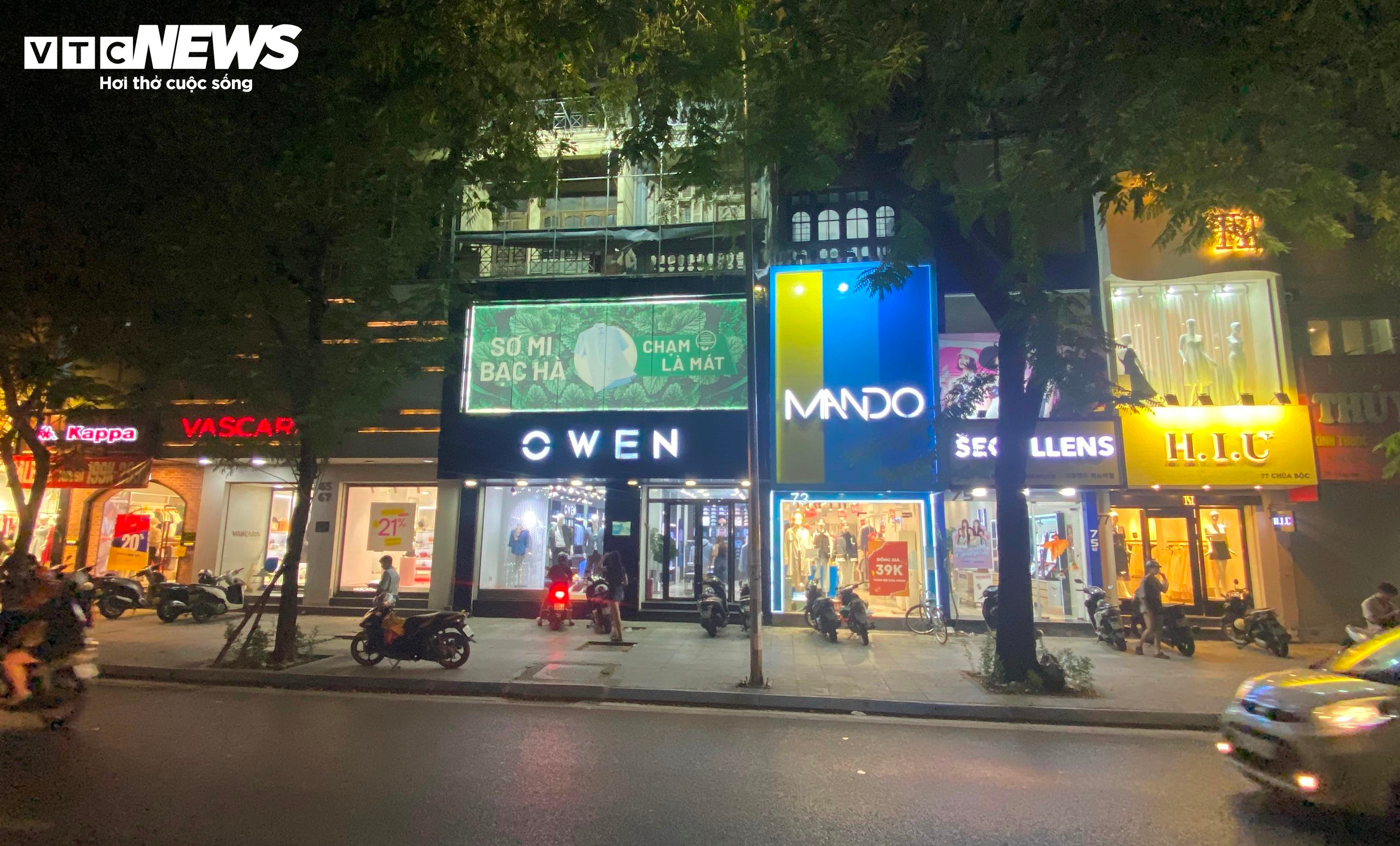 Sát đại hội siêu giảm giá 11/11, 'thủ phủ' thời trang Hà Nội vắng hoe - 1