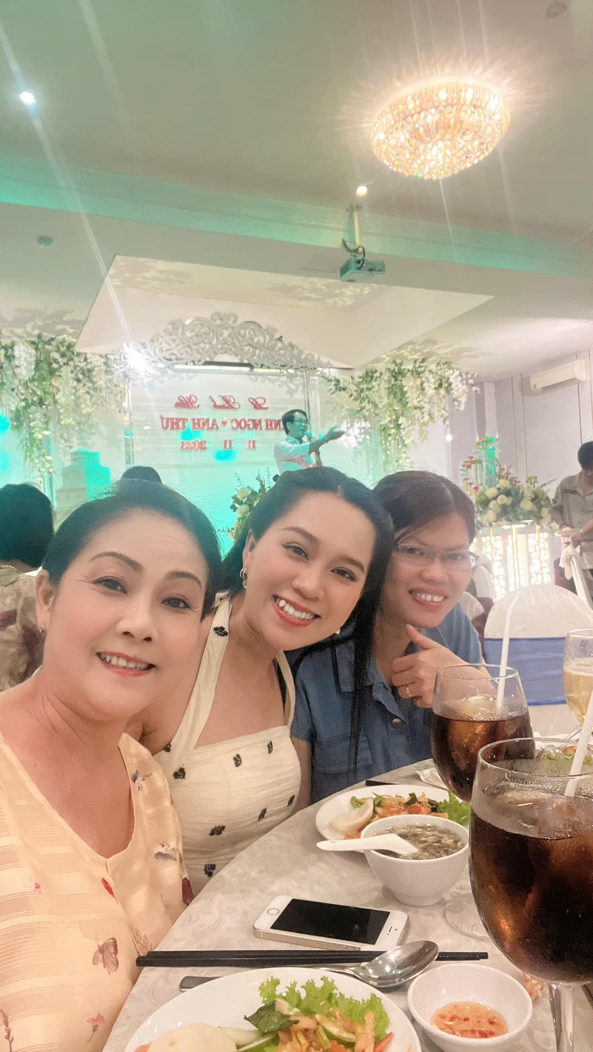 Sao Việt 13/11: Cháu gái Vũ Linh tươi tắn bên mẹ, Lâm Khánh Chi khoe 'tình mới' - 2