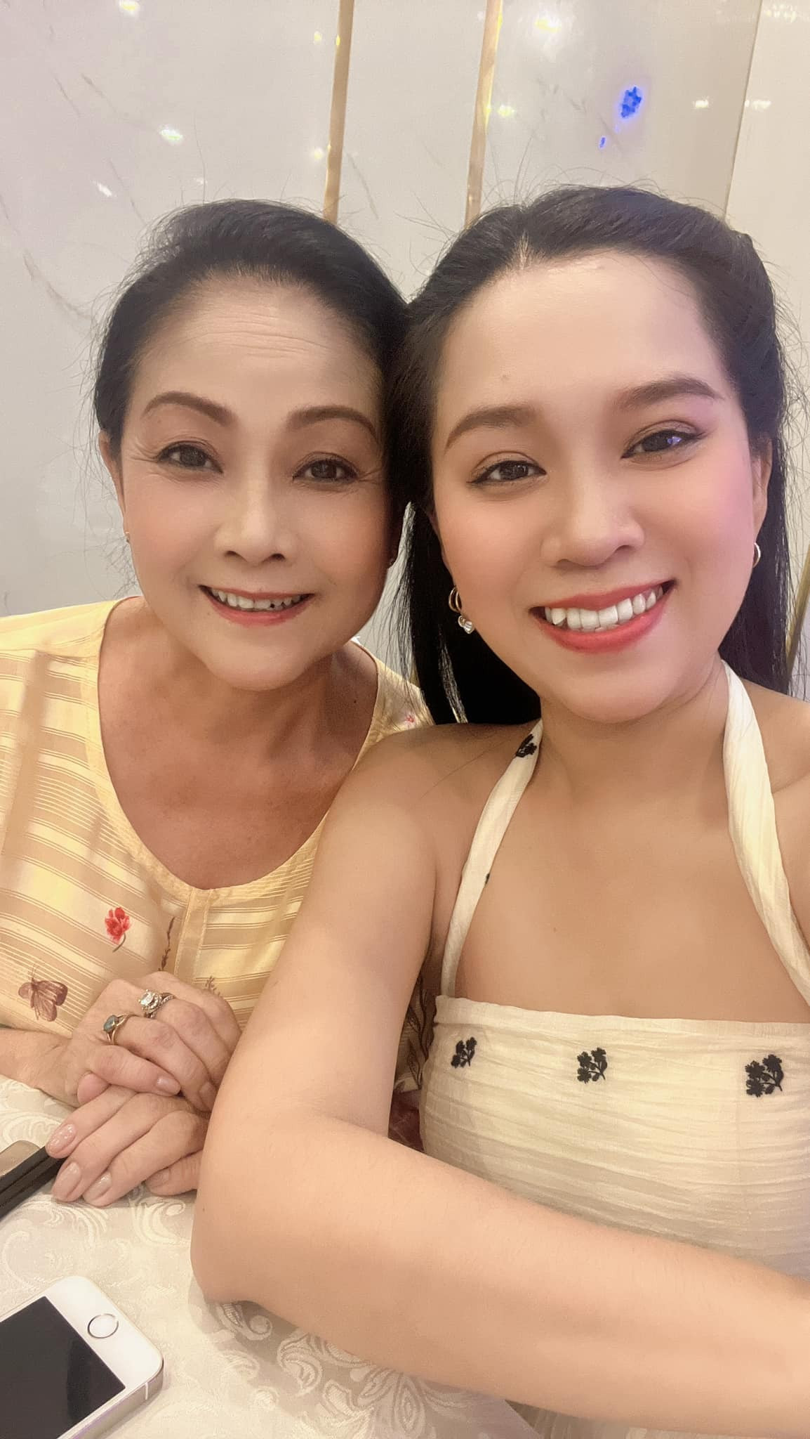 Sao Việt 13/11: Cháu gái Vũ Linh tươi tắn bên mẹ, Lâm Khánh Chi khoe 'tình mới' - 1