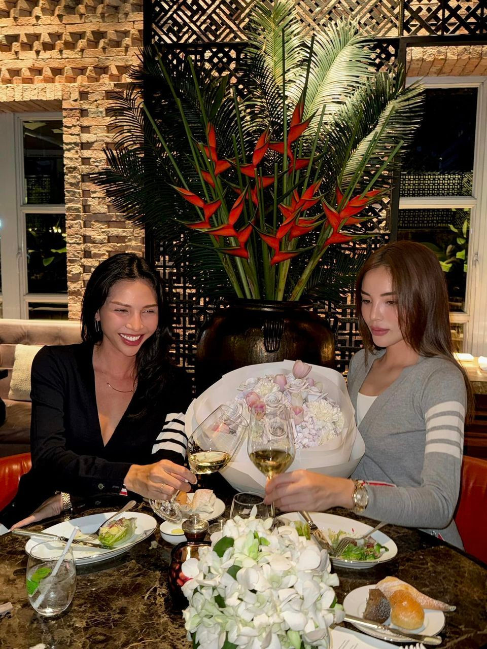 Sao Việt 14/11: Trấn Thành đáng yêu lúc nhỏ, Nam Em khoe nhẫn cầu hôn - 3