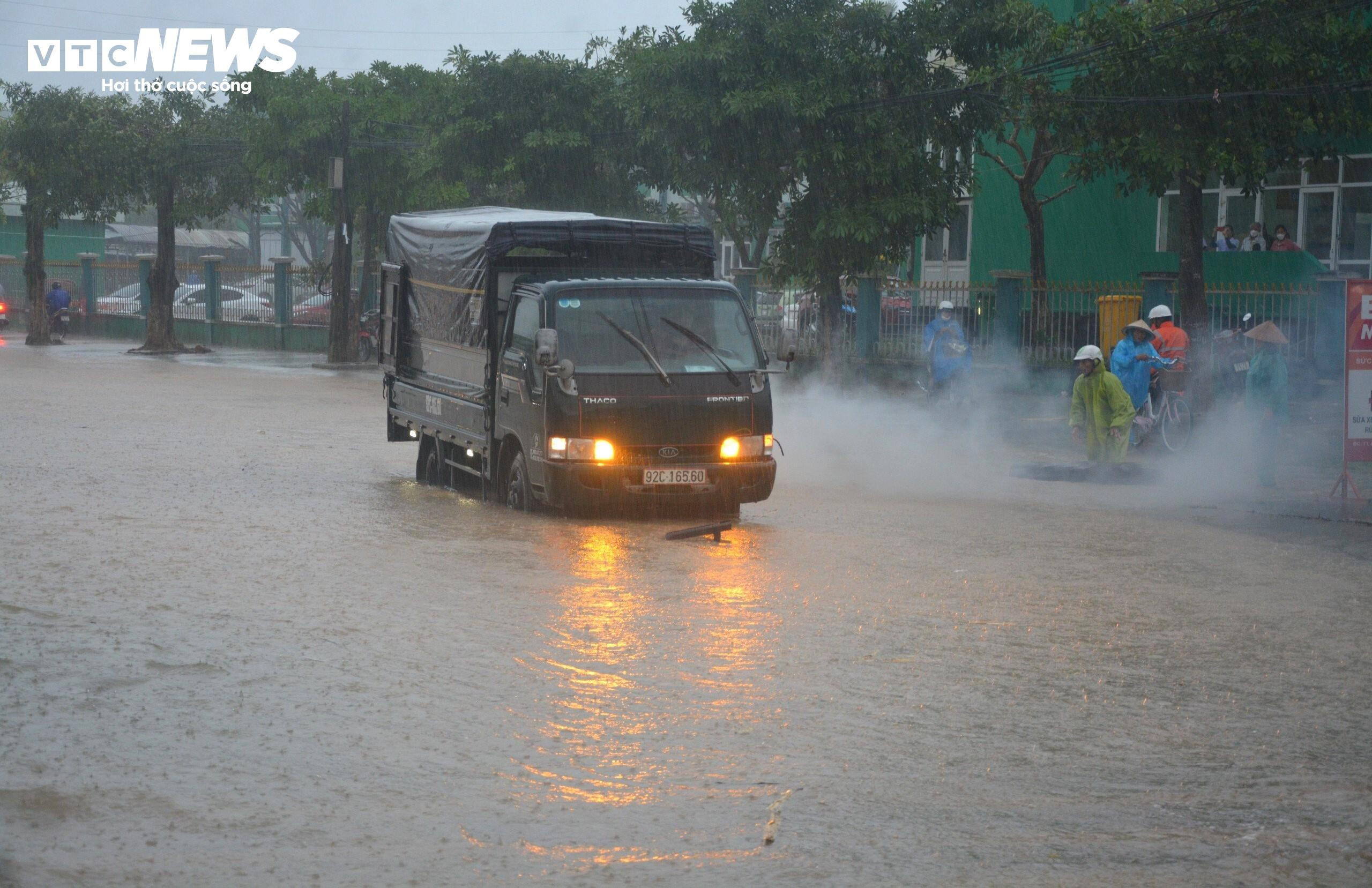 Mưa lớn, nước sông dâng cao, dân vùng 'rốn lũ' Quảng Nam lội nước đi khám bệnh - 2