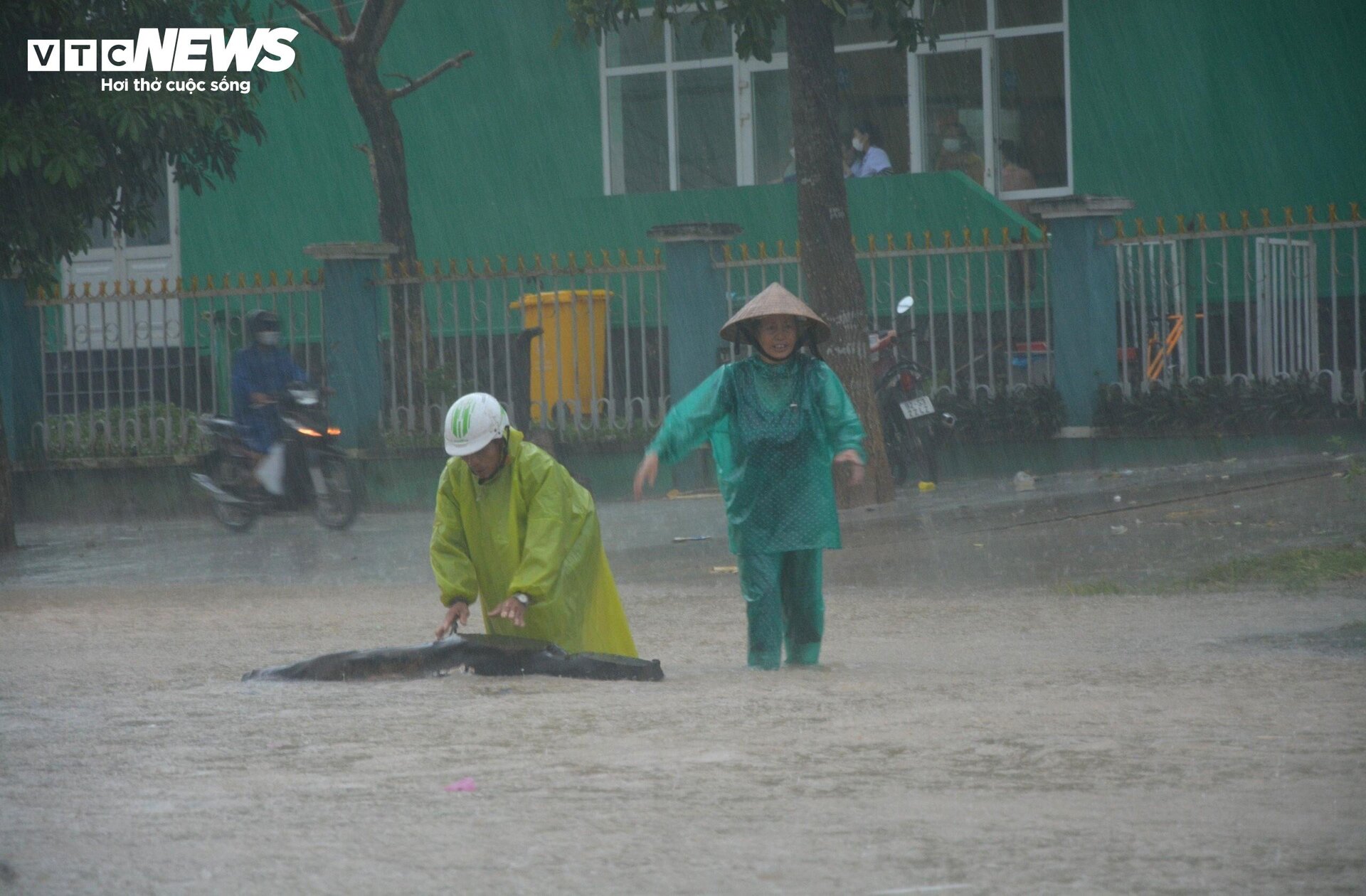 Mưa lớn, nước sông dâng cao, dân vùng 'rốn lũ' Quảng Nam lội nước đi khám bệnh - Ảnh 8.
