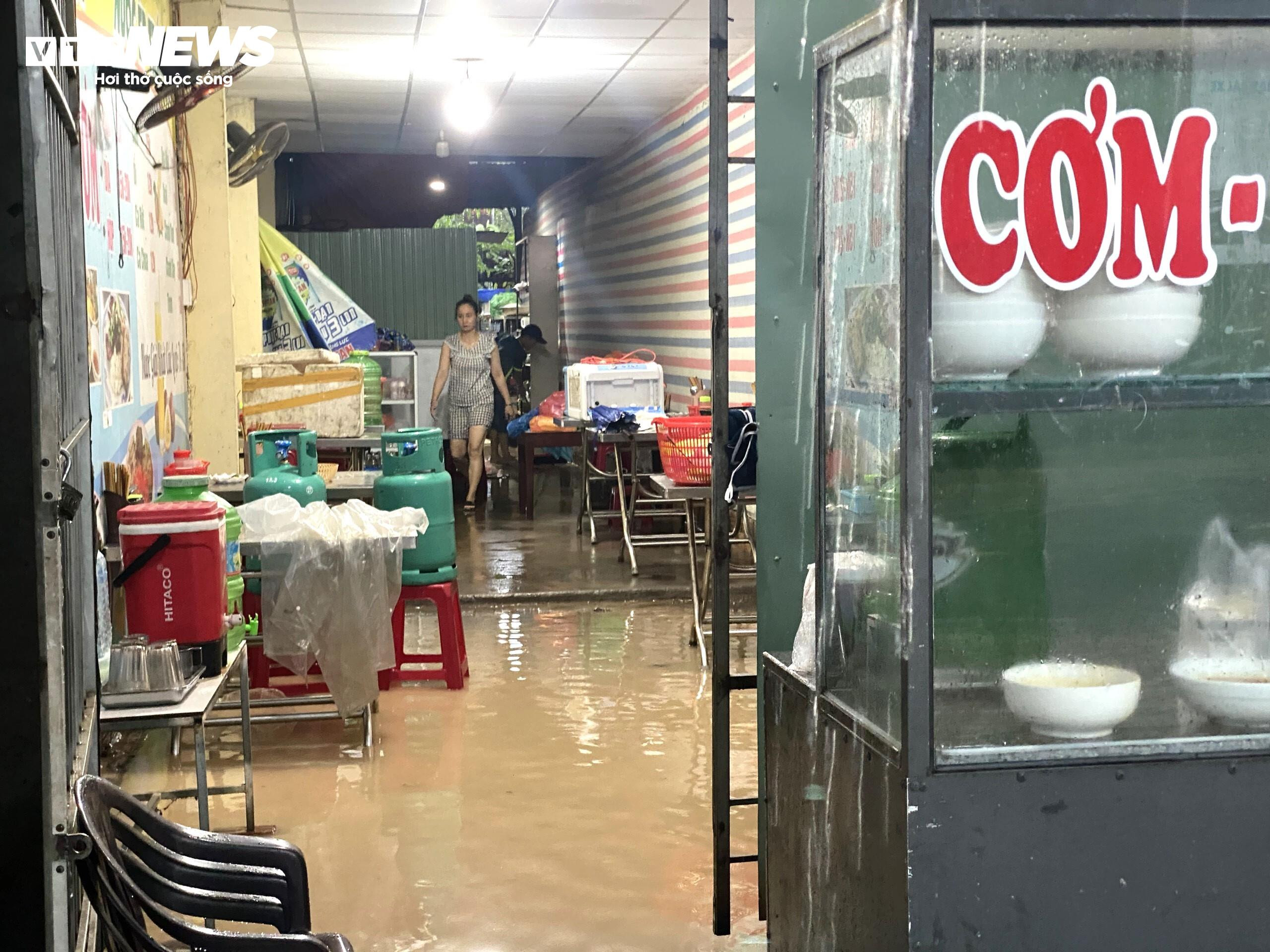 Mưa lớn, nước sông dâng cao, dân vùng 'rốn lũ' Quảng Nam lội nước đi khám bệnh - 6