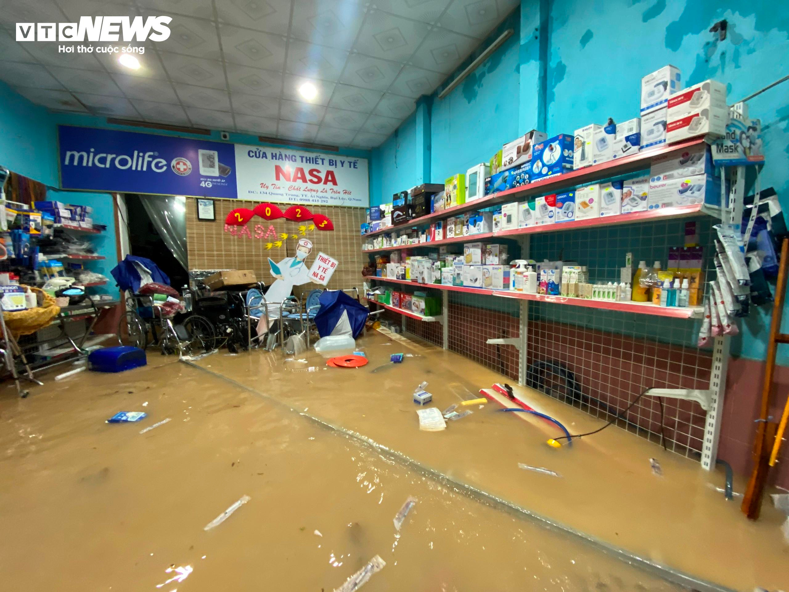 Mưa lớn, nước sông dâng cao, dân vùng 'rốn lũ' Quảng Nam lội nước đi khám bệnh - 5