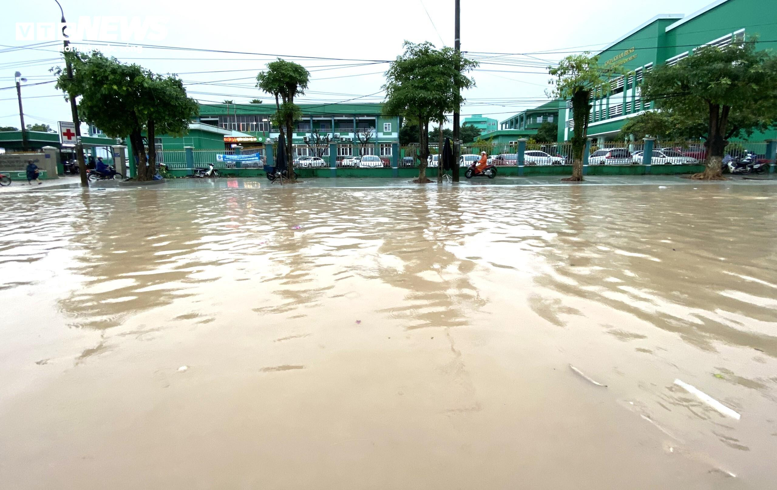 Mưa lớn, nước sông dâng cao, dân vùng 'rốn lũ' Quảng Nam lội nước đi khám bệnh - 3