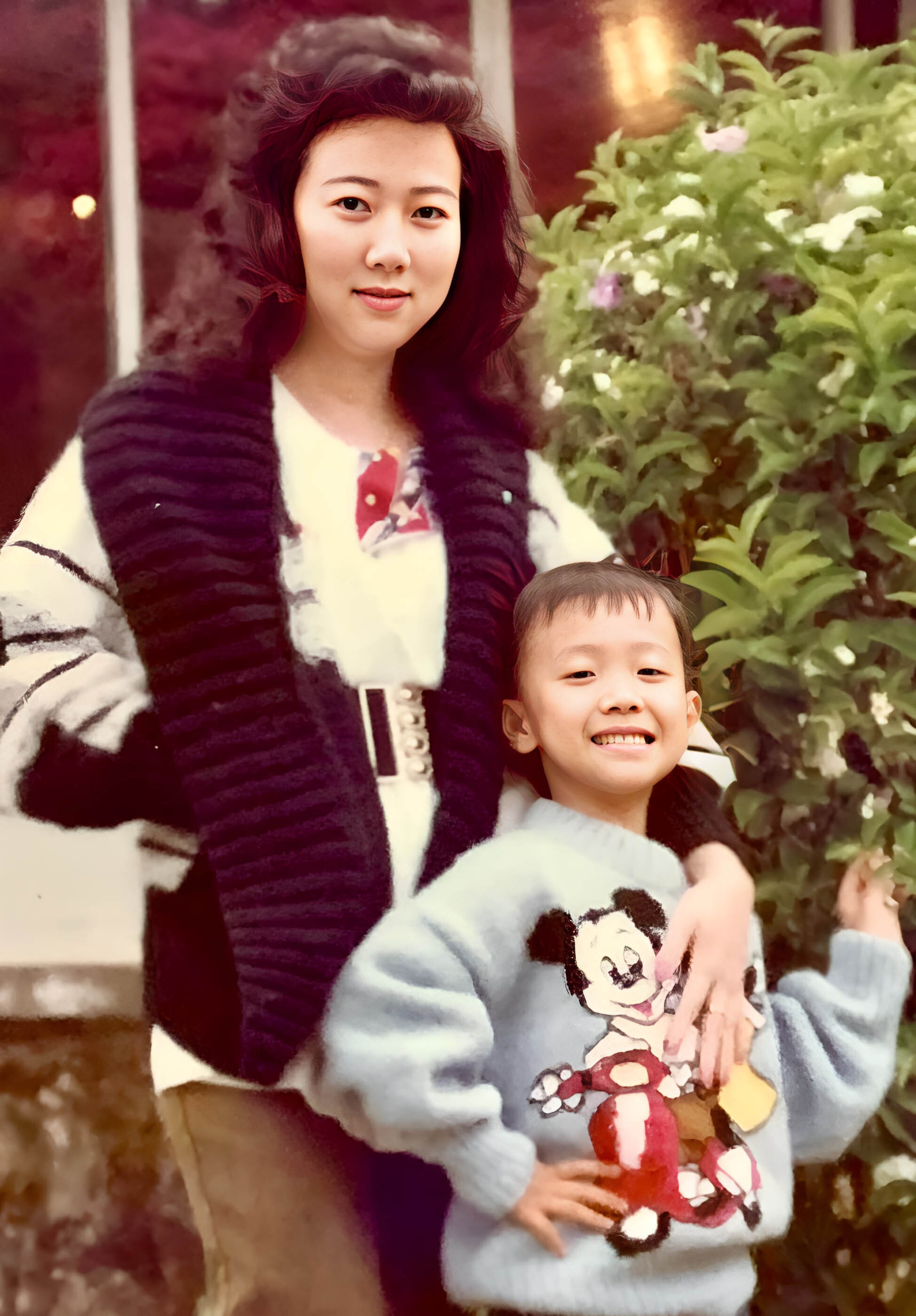 Sao Việt 14/11: Trấn Thành đáng yêu lúc nhỏ, Nam Em khoe nhẫn cầu hôn - 1