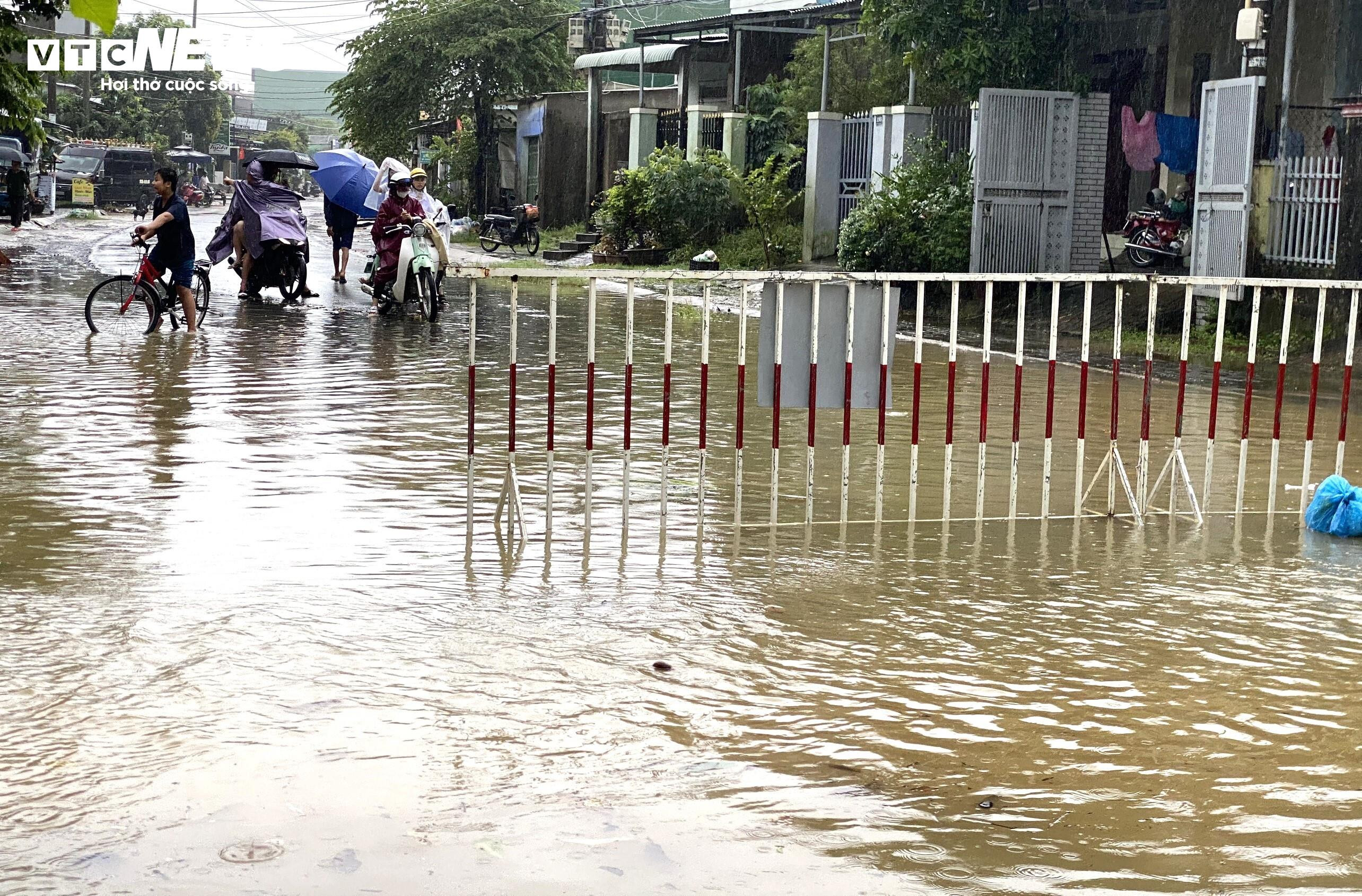 Mưa lớn, nước sông dâng cao, dân Quảng Nam tất tả dọn đồ tránh lũ - 3
