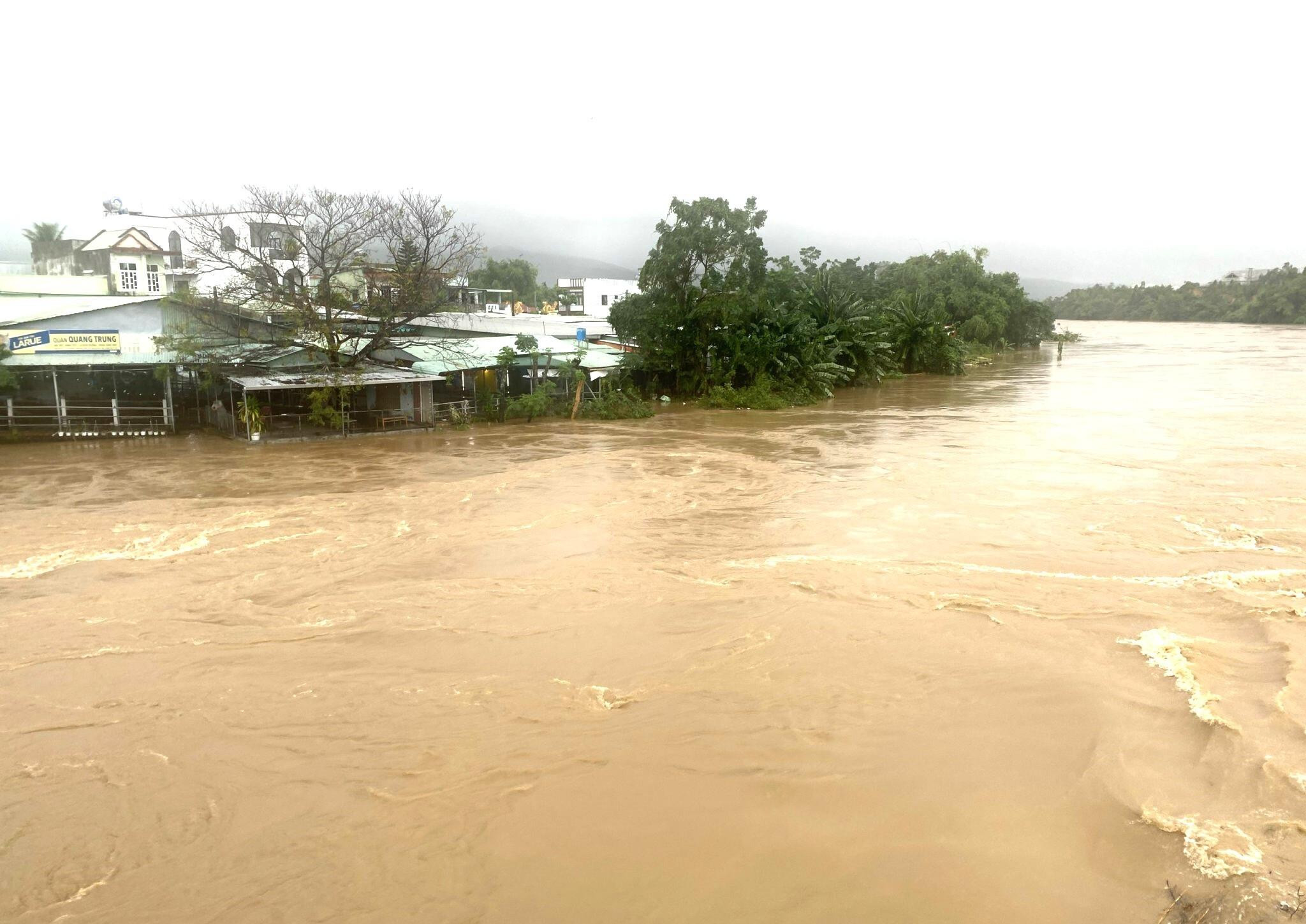 Mưa lớn, nước sông dâng cao, dân Quảng Nam tất tả dọn đồ tránh lũ - 8