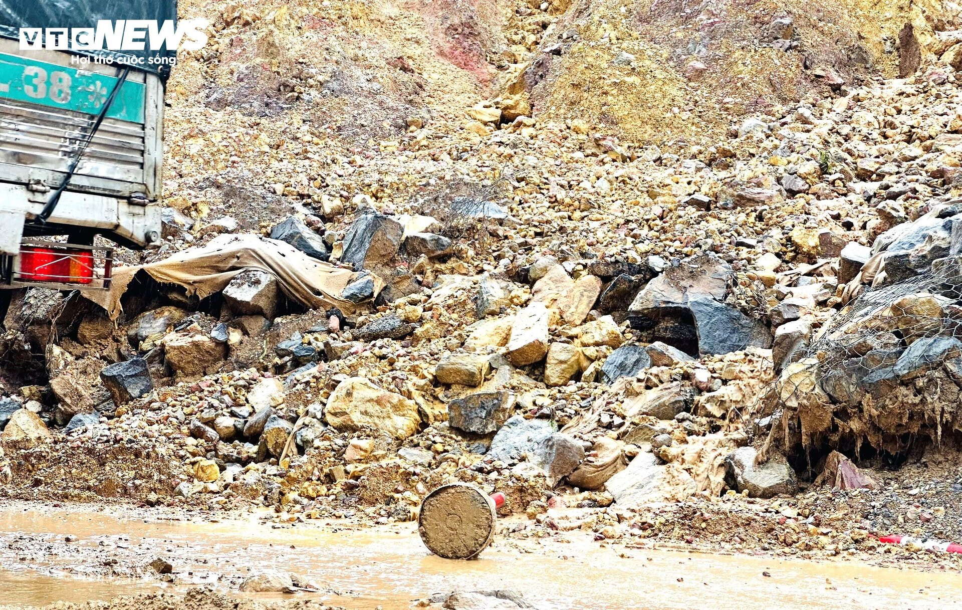 Hàng trăm tấn bùn đất đổ xuống cao tốc La Sơn-Túy Loan - 2