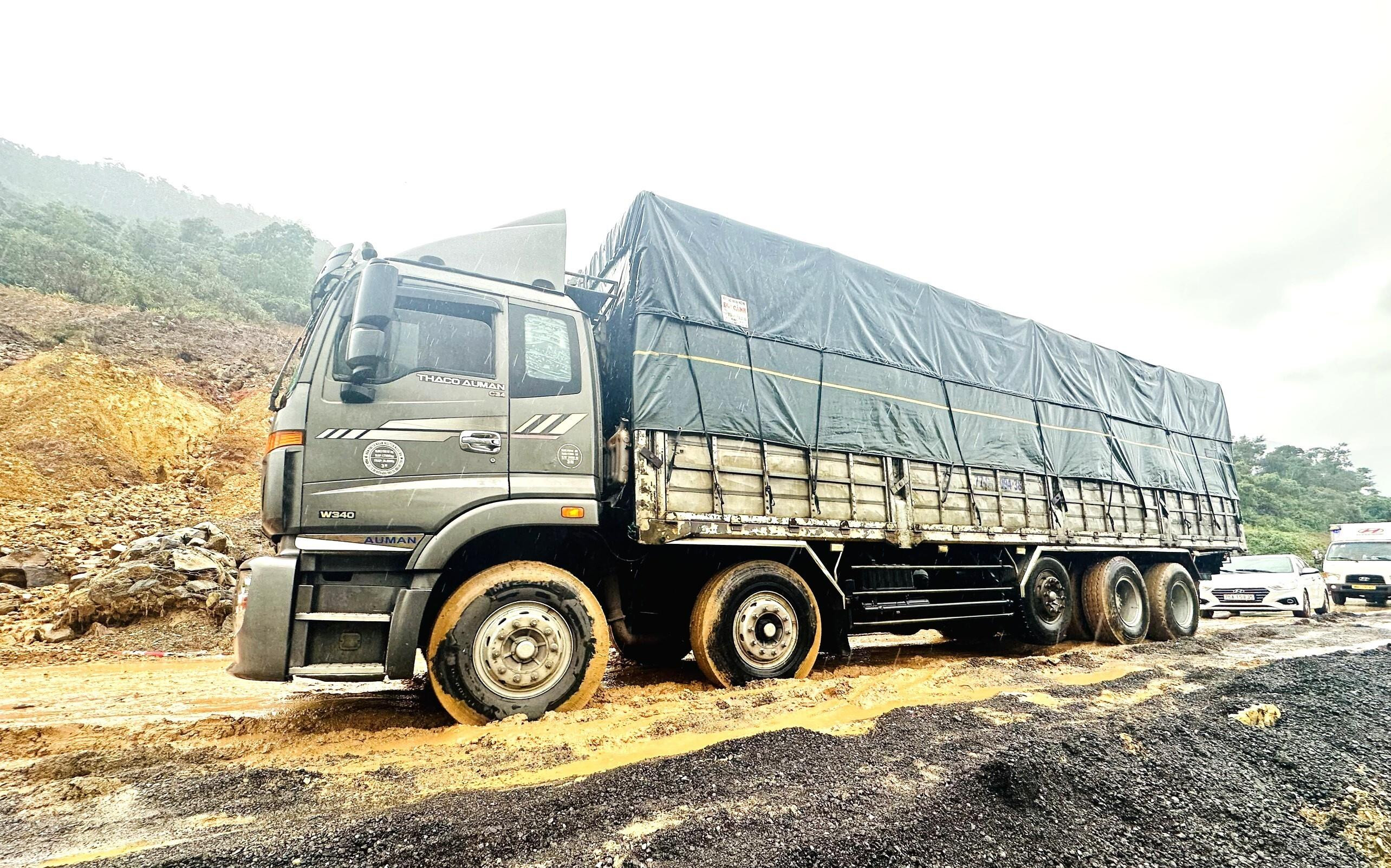 Hàng trăm tấn bùn đất đổ xuống cao tốc La Sơn-Túy Loan - 4