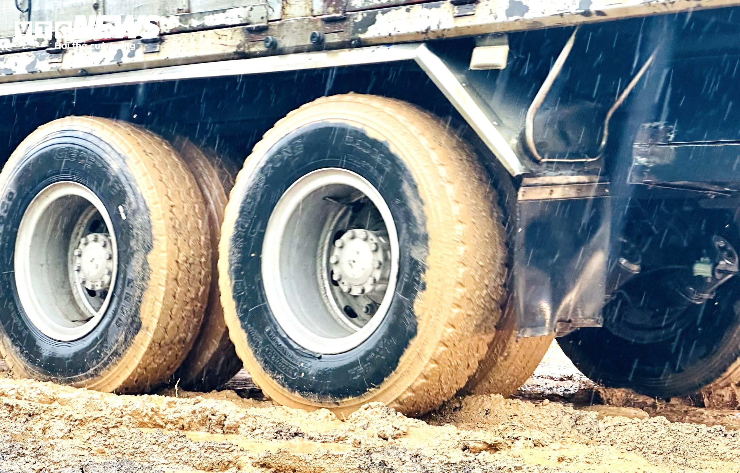 Hàng trăm tấn bùn đất đổ xuống cao tốc La Sơn-Túy Loan - 7