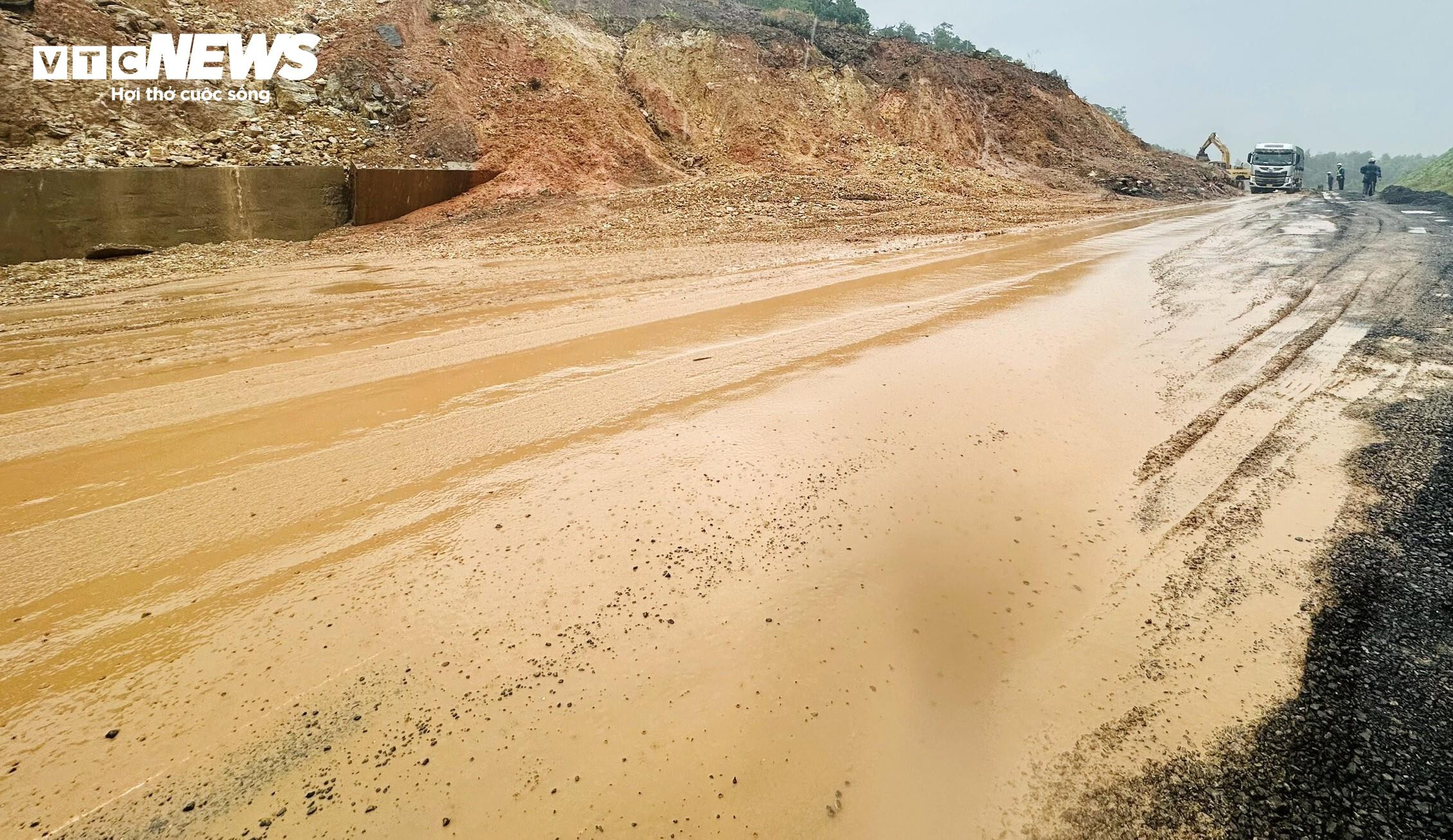 Hàng trăm tấn bùn đất đổ xuống cao tốc La Sơn-Túy Loan - 8