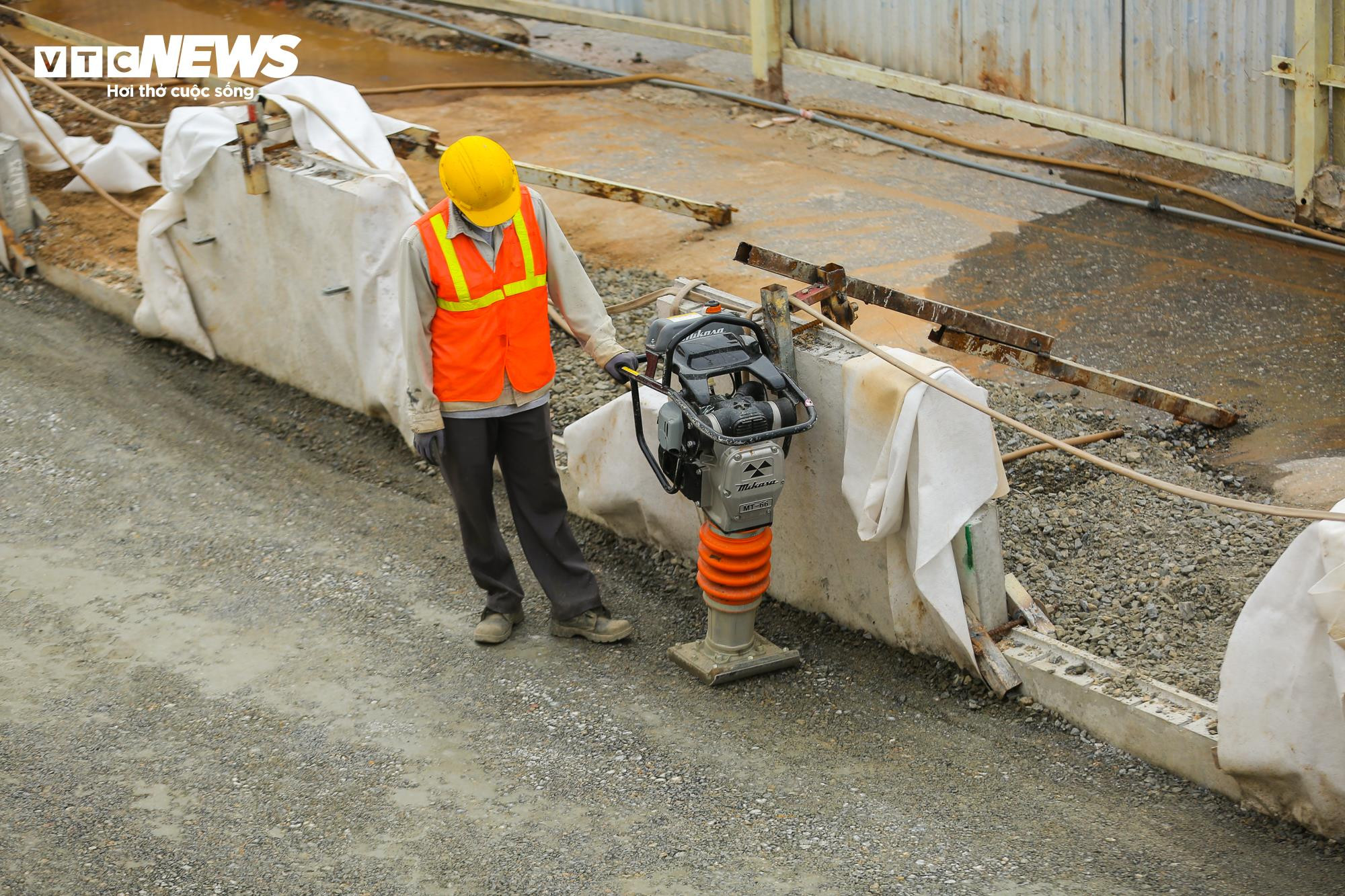 Hai cầu vượt thép 342 tỷ đồng ở Hà Nội thế nào sau hơn 9 tháng thi công? - 12