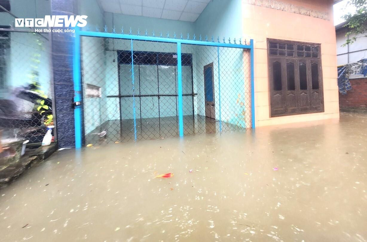 Mưa lớn, nước sông dâng cao, dân Quảng Nam tất tả dọn đồ tránh lũ - 4