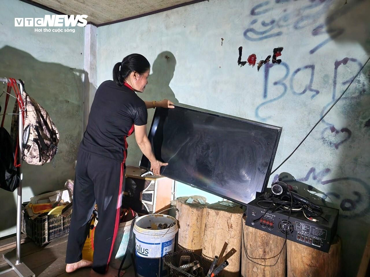 Mưa lớn, nước sông dâng cao, dân Quảng Nam tất tả dọn đồ tránh lũ - 5