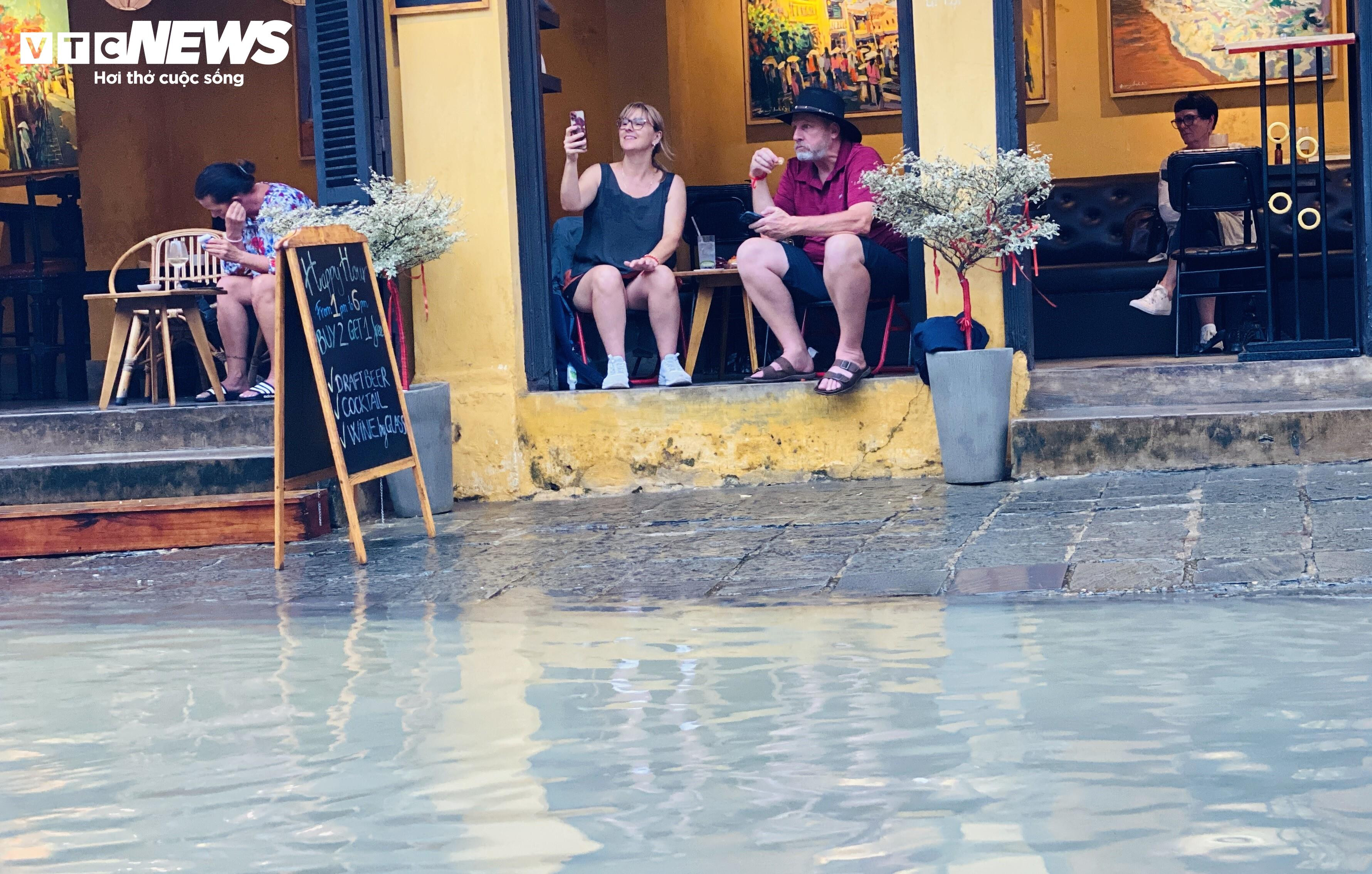 Du khách lội nước, bơi thuyền, ngồi xích lô tham quan phố cổ Hội An ngày lũ - 9