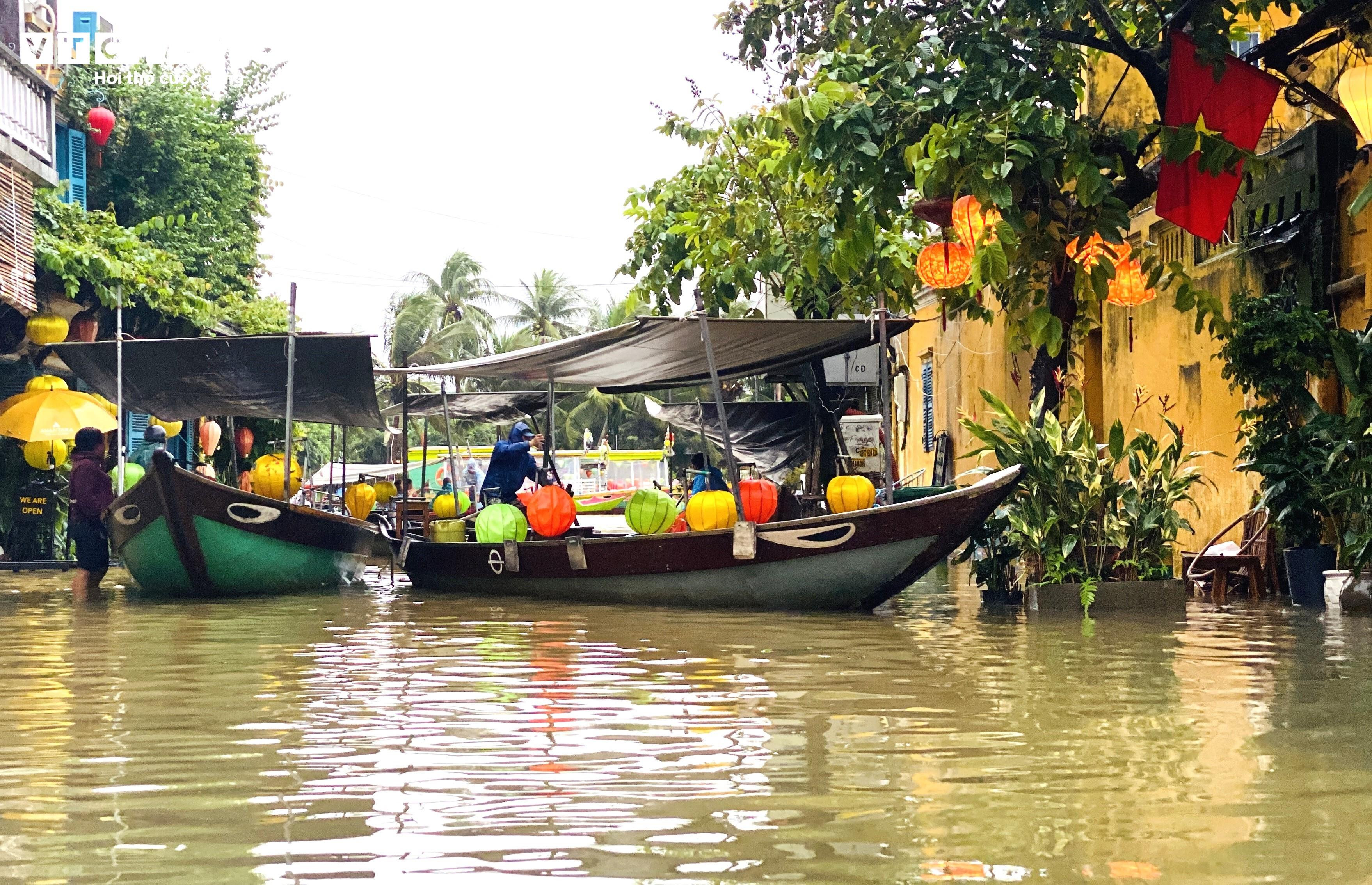 Du khách lội nước, bơi thuyền, ngồi xích lô tham quan phố cổ Hội An ngày lũ - 7