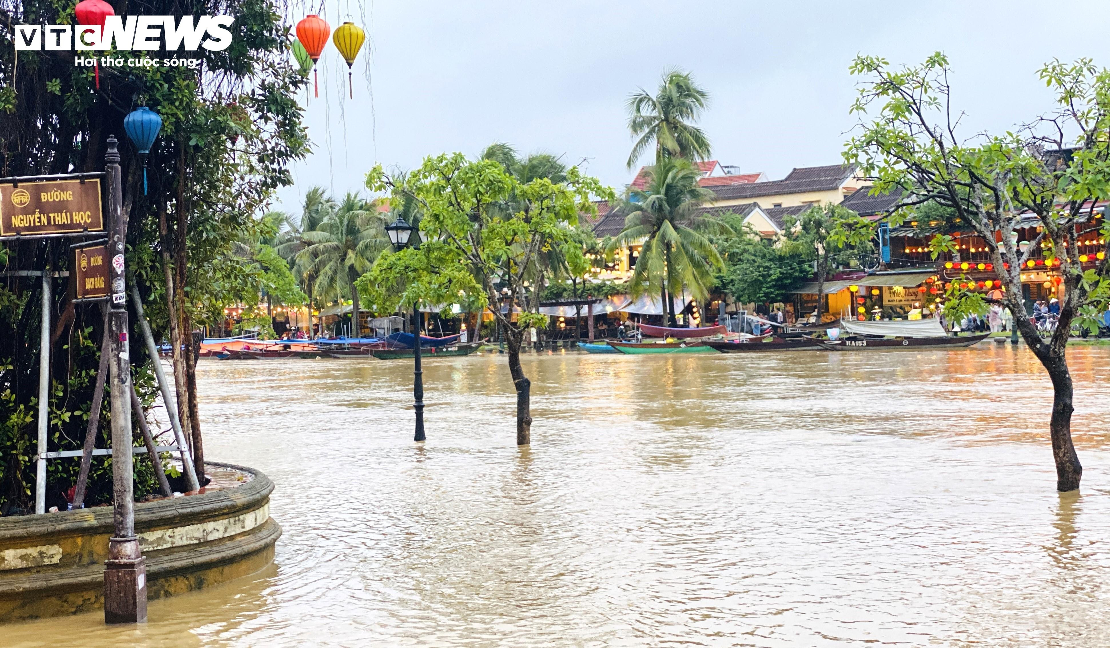 Du khách lội nước, bơi thuyền, ngồi xích lô tham quan phố cổ Hội An ngày lũ - 4