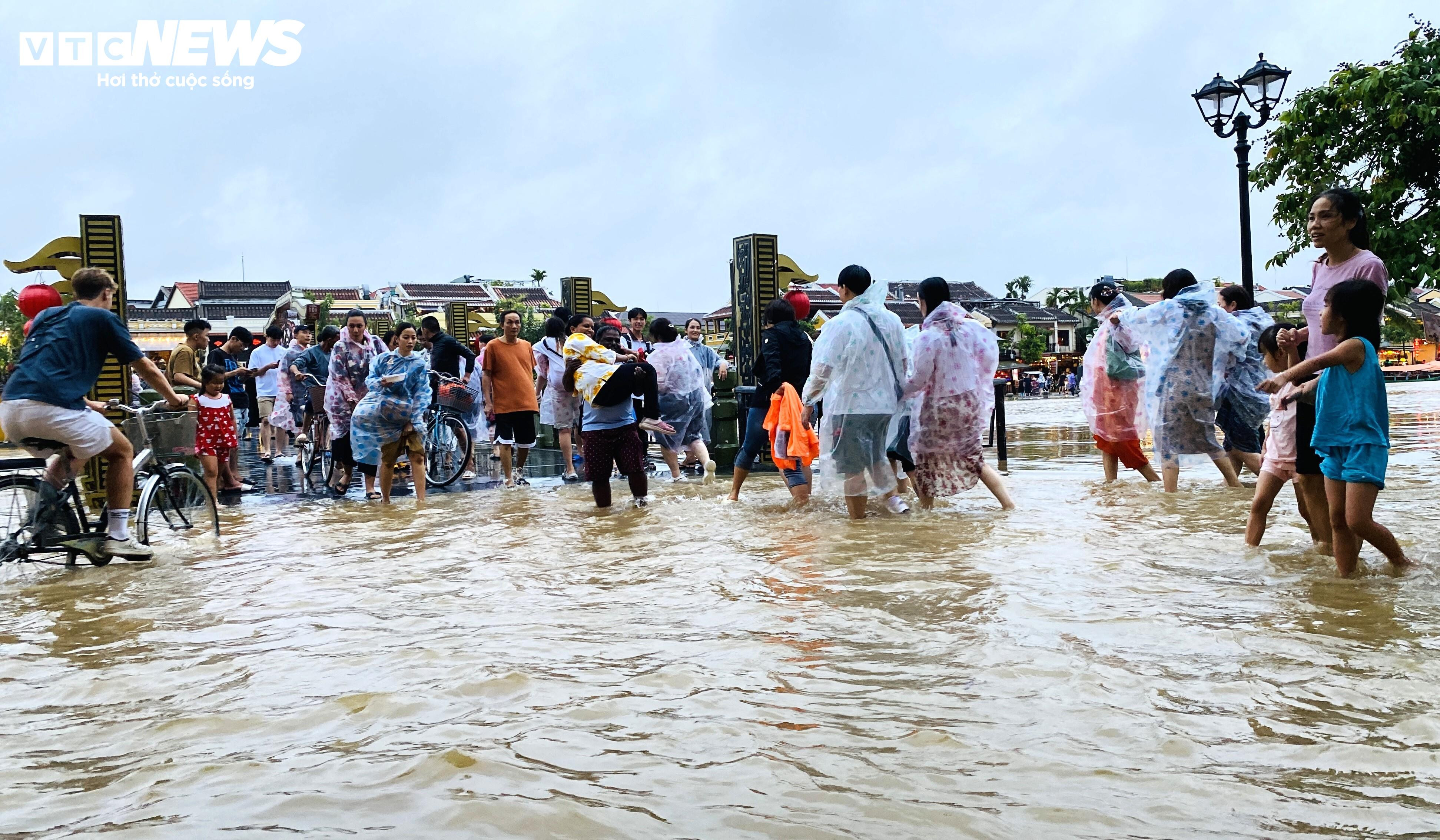 Du khách lội nước, bơi thuyền, ngồi xích lô tham quan phố cổ Hội An ngày lũ - 5