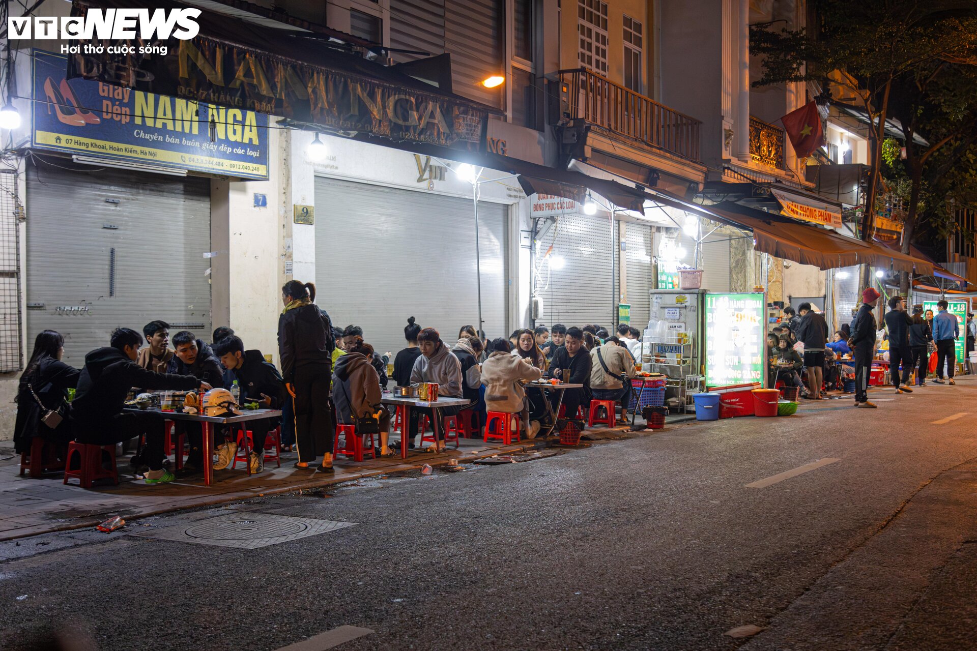 Hà Nội chuyển rét, quán ăn vỉa hè đông nghẹt khách từ sáng sớm đến đêm khuya - 12