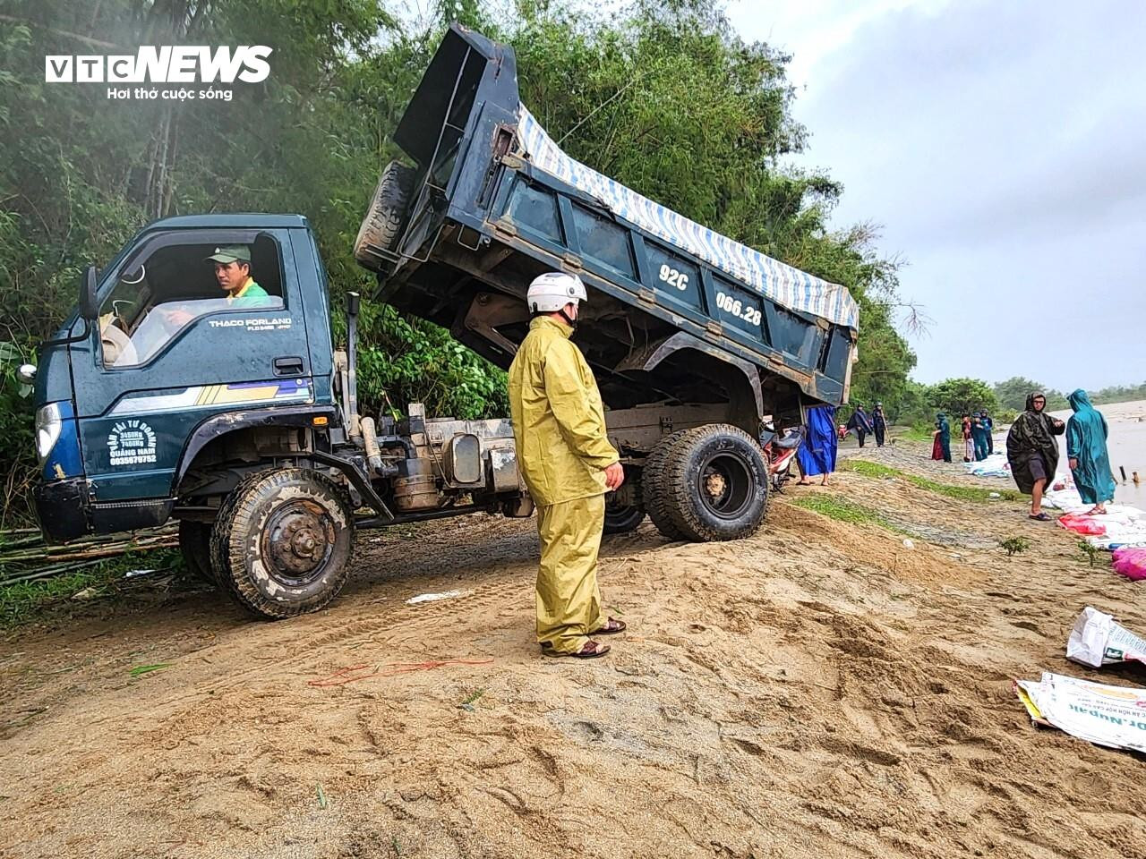 Dân vùng 'rốn lũ' Quảng Nam đóng cọc tre, nhồi bao cát 'vá' bờ sông sạt lở - 7