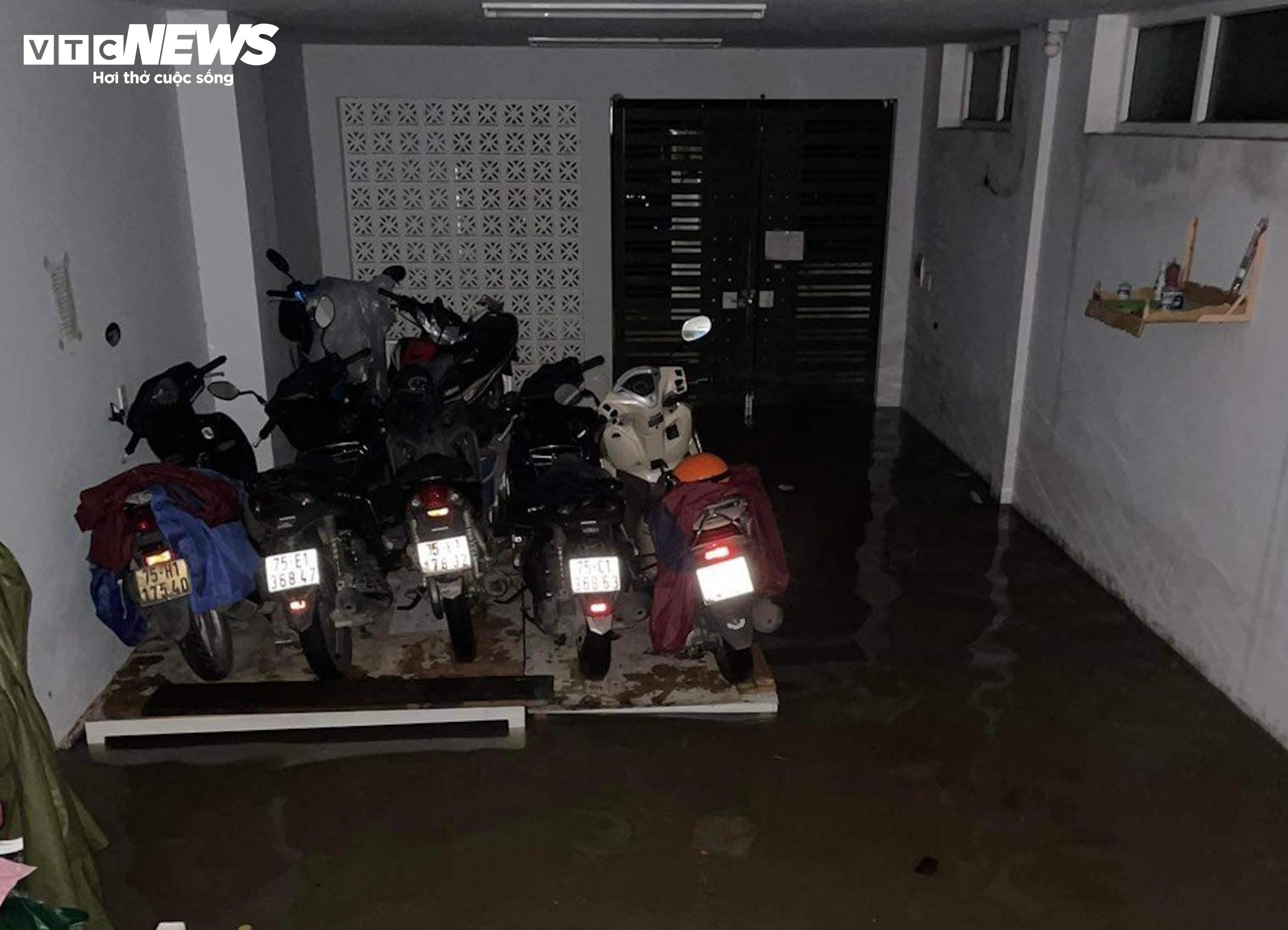 Nước tràn vào phòng trọ, sinh viên ở Huế trắng đêm chạy lụt - 3