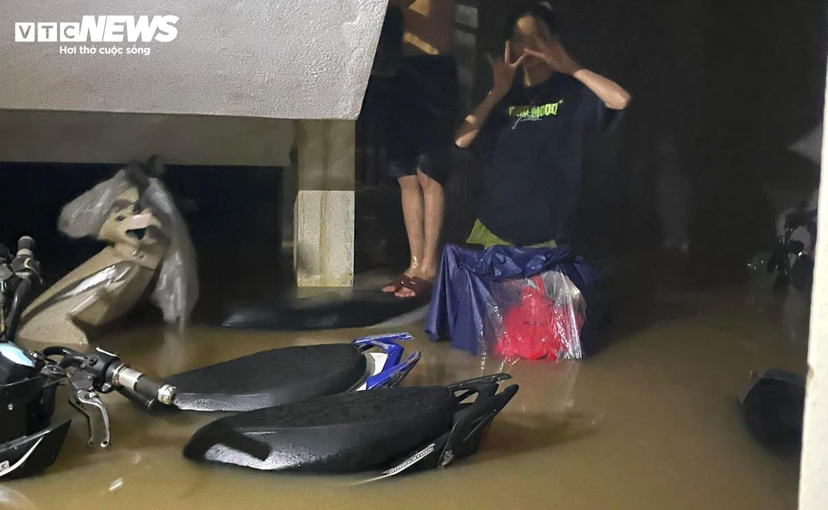 Nước tràn vào phòng trọ, sinh viên ở Huế trắng đêm chạy lụt - 4