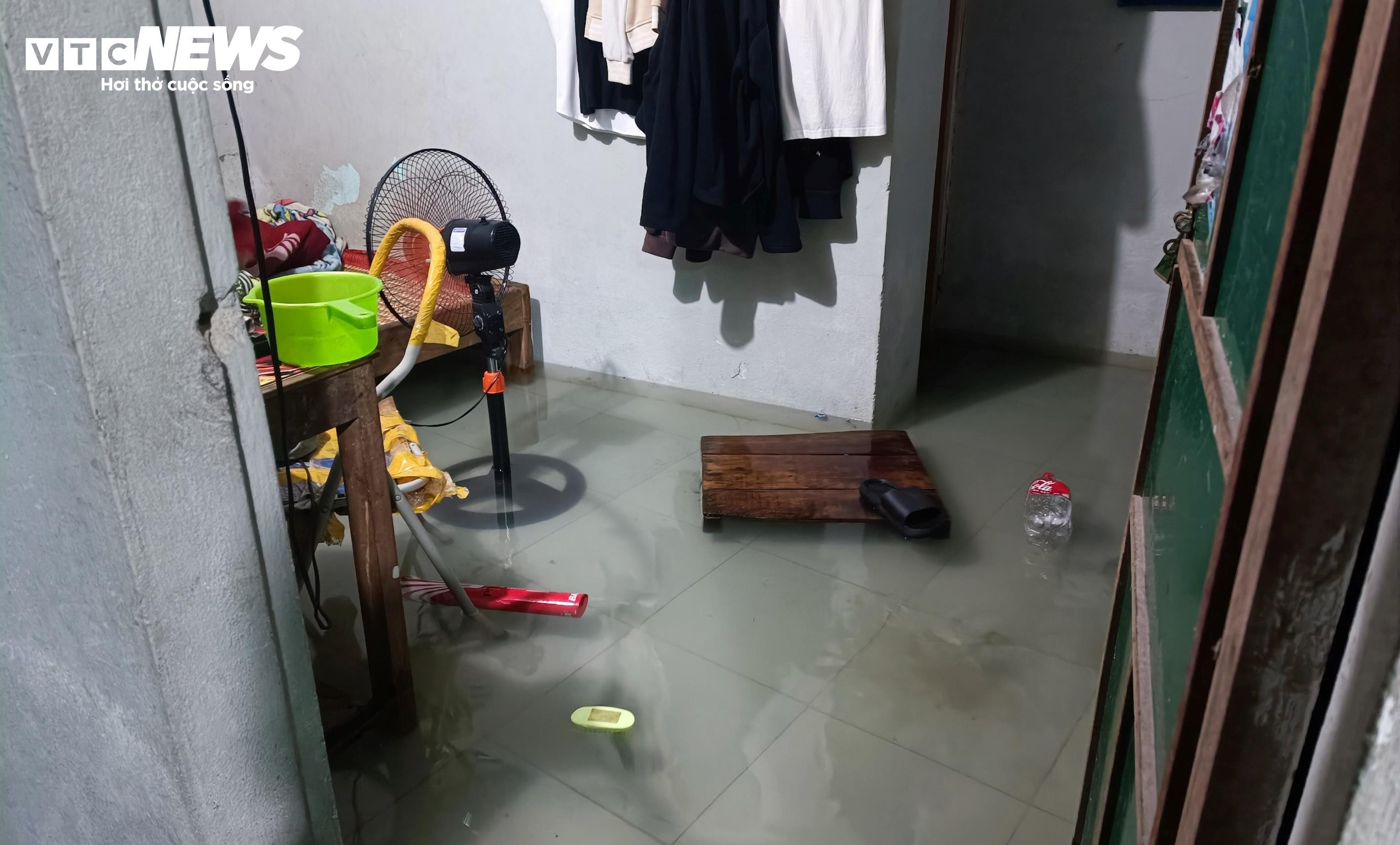 Nước tràn vào phòng trọ, sinh viên ở Huế trắng đêm chạy lụt - 6