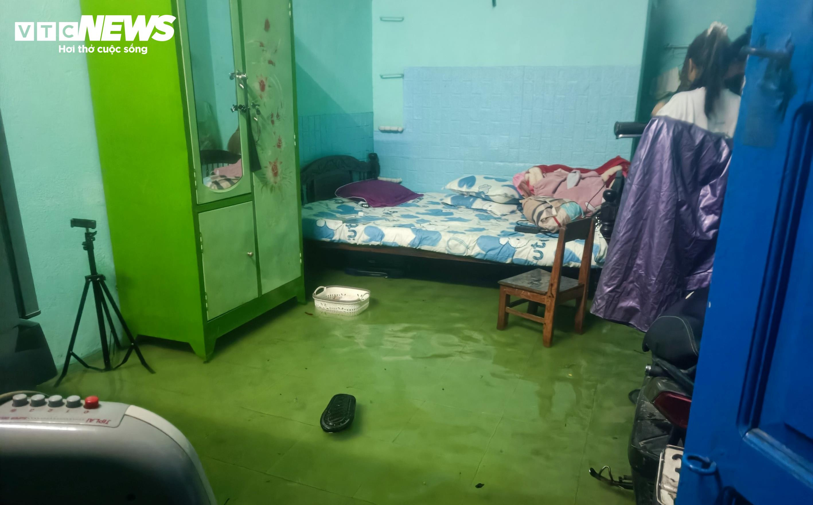 Nước tràn vào phòng trọ, sinh viên ở Huế trắng đêm chạy lụt - 2