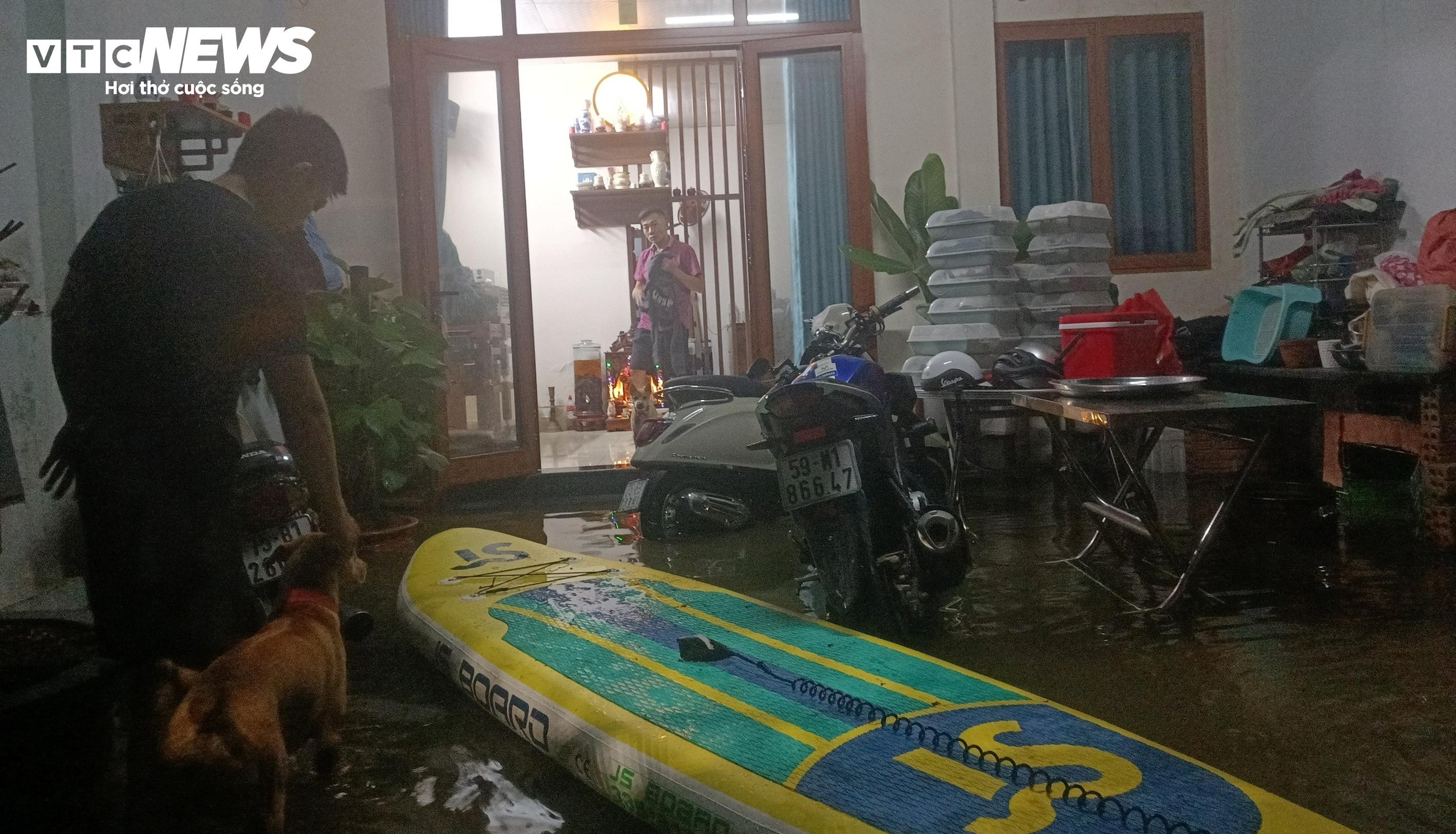 Nước tràn vào phòng trọ, sinh viên ở Huế trắng đêm chạy lụt - 7