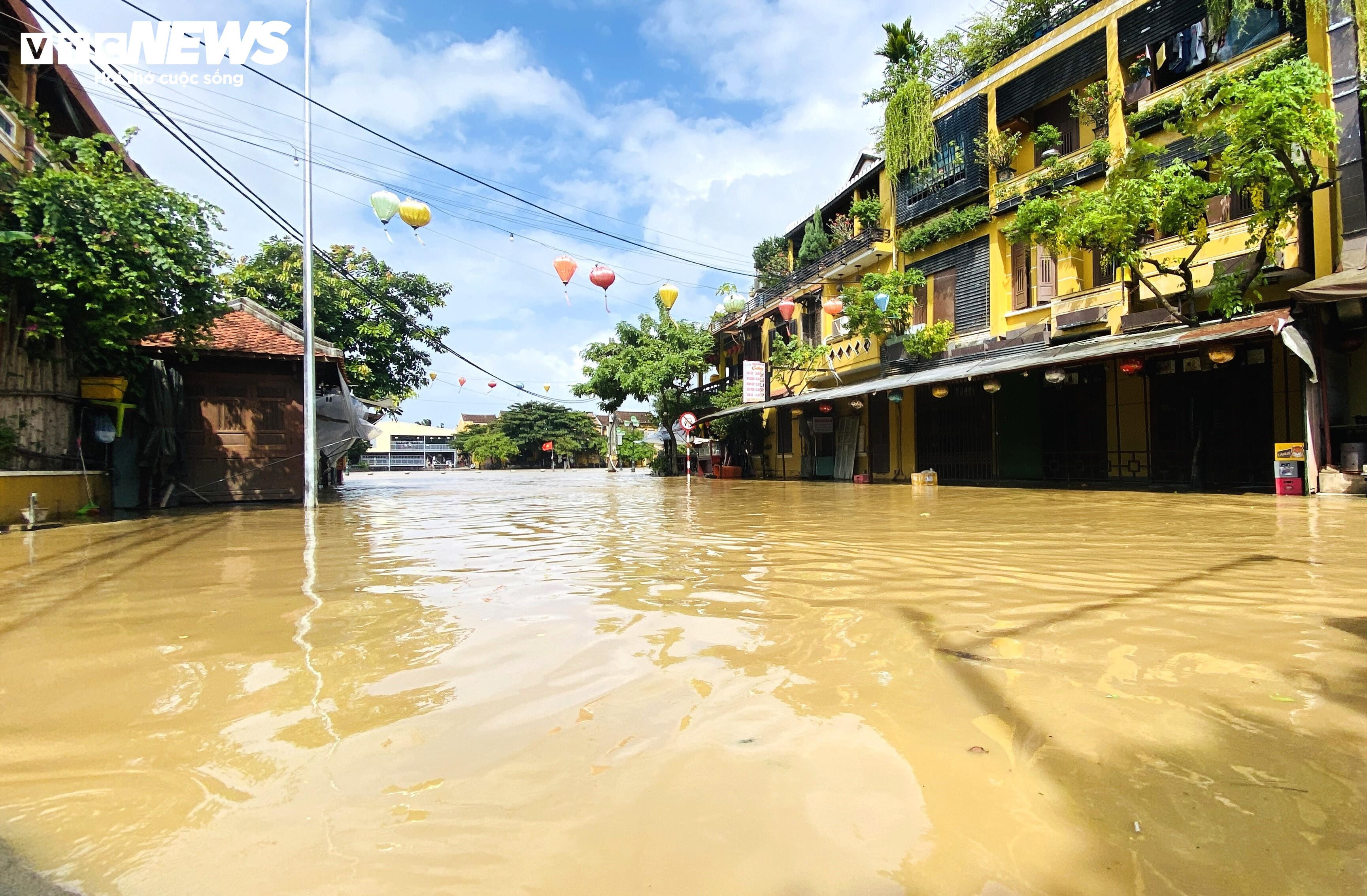 Lũ rút, dân phố cổ Hội An hối hả dọn bùn non để sớm đón du khách - 1